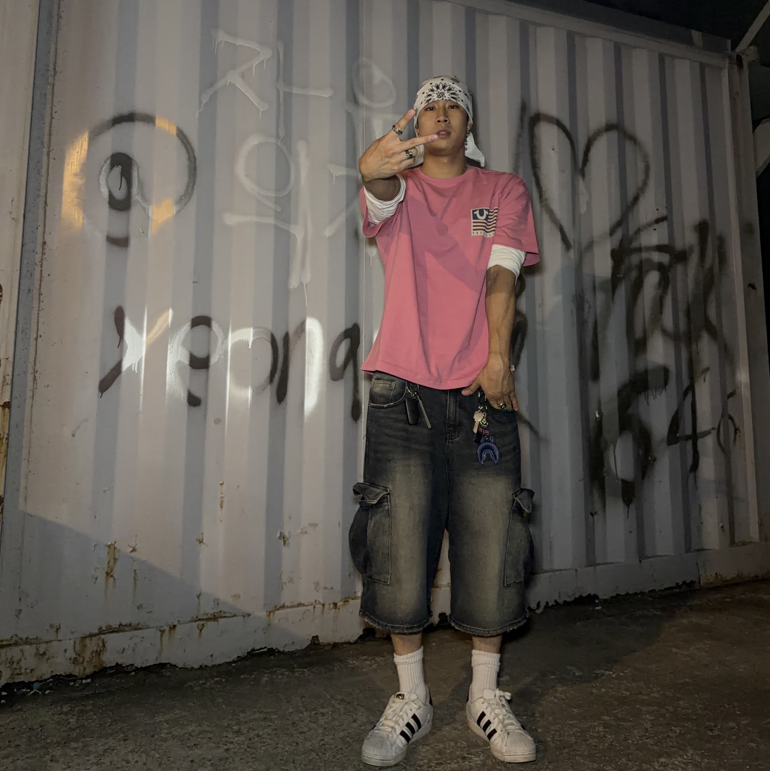 True Religion TR Old Glory Short Sleeve Washed Black, True Religion TR Old Glory Short Sleeve White 착용 스타일 - 1