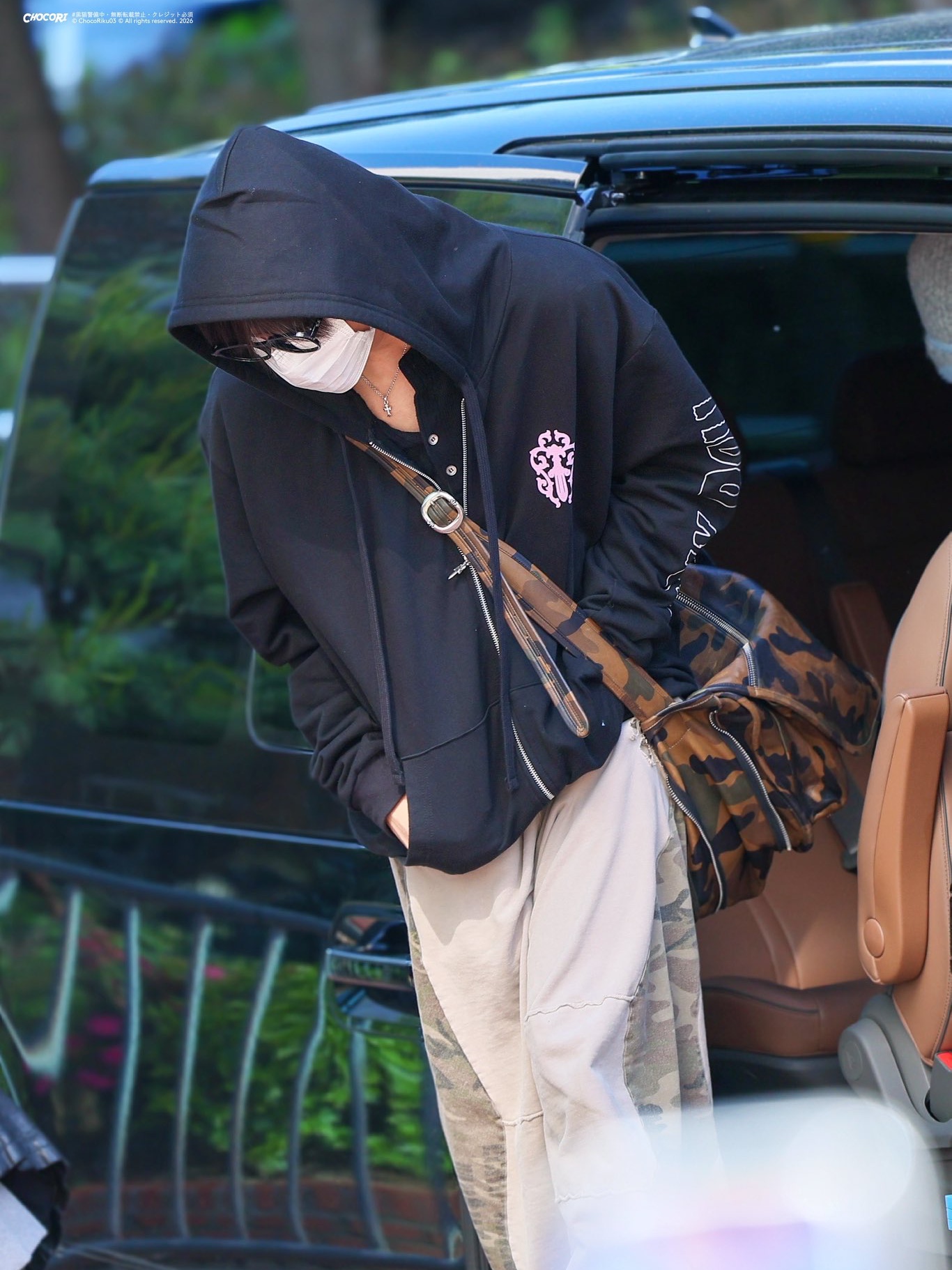 Chrome Hearts Deadly Doll Horse Shoe Vine Dagger Zip-Up Hoodie Black, IATF x Skoot Grow Op Sweat Pants Sand Beige 착용 스타일 - 2
