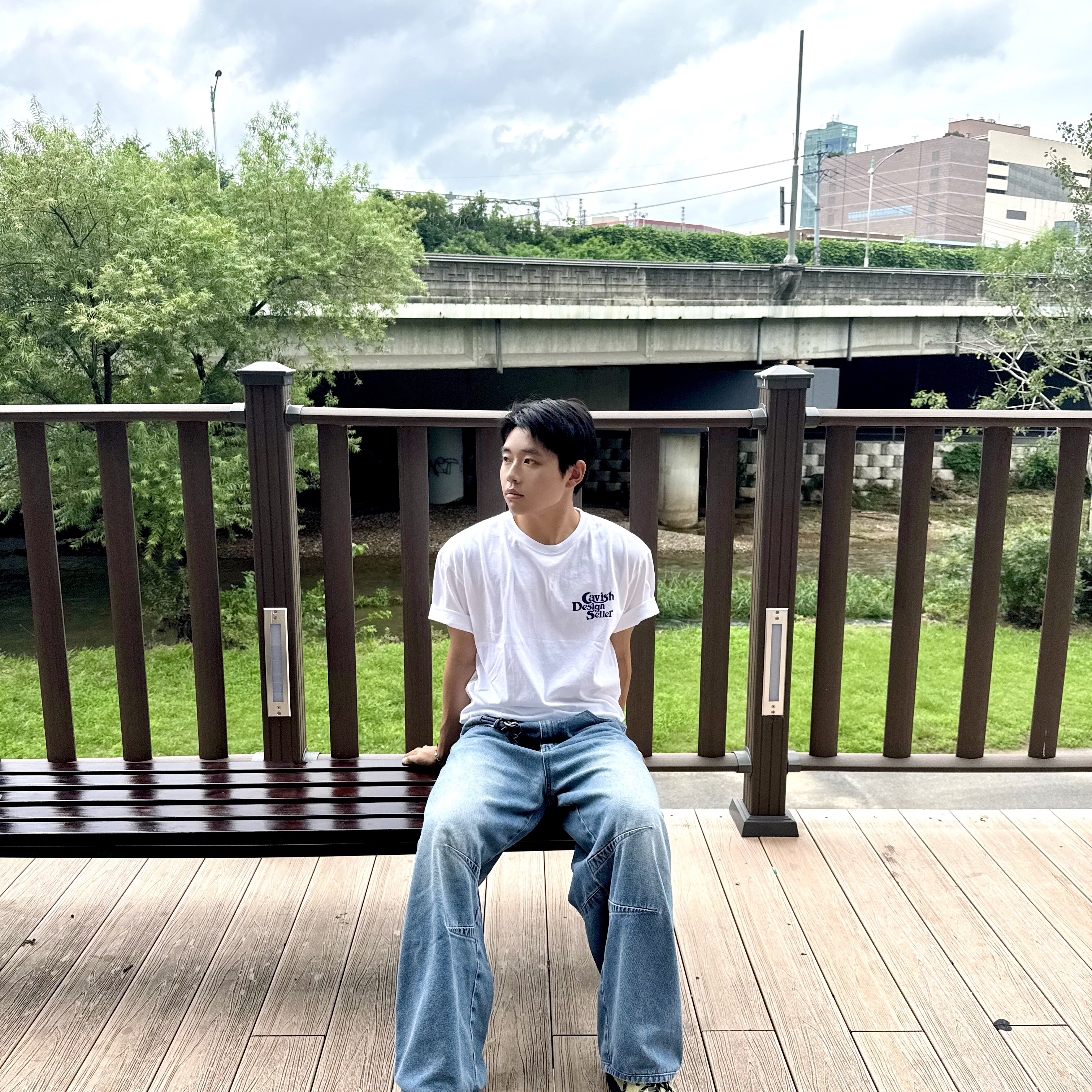 CAVISH Star Seller Logo SS Tee White 착용 스타일 - 1