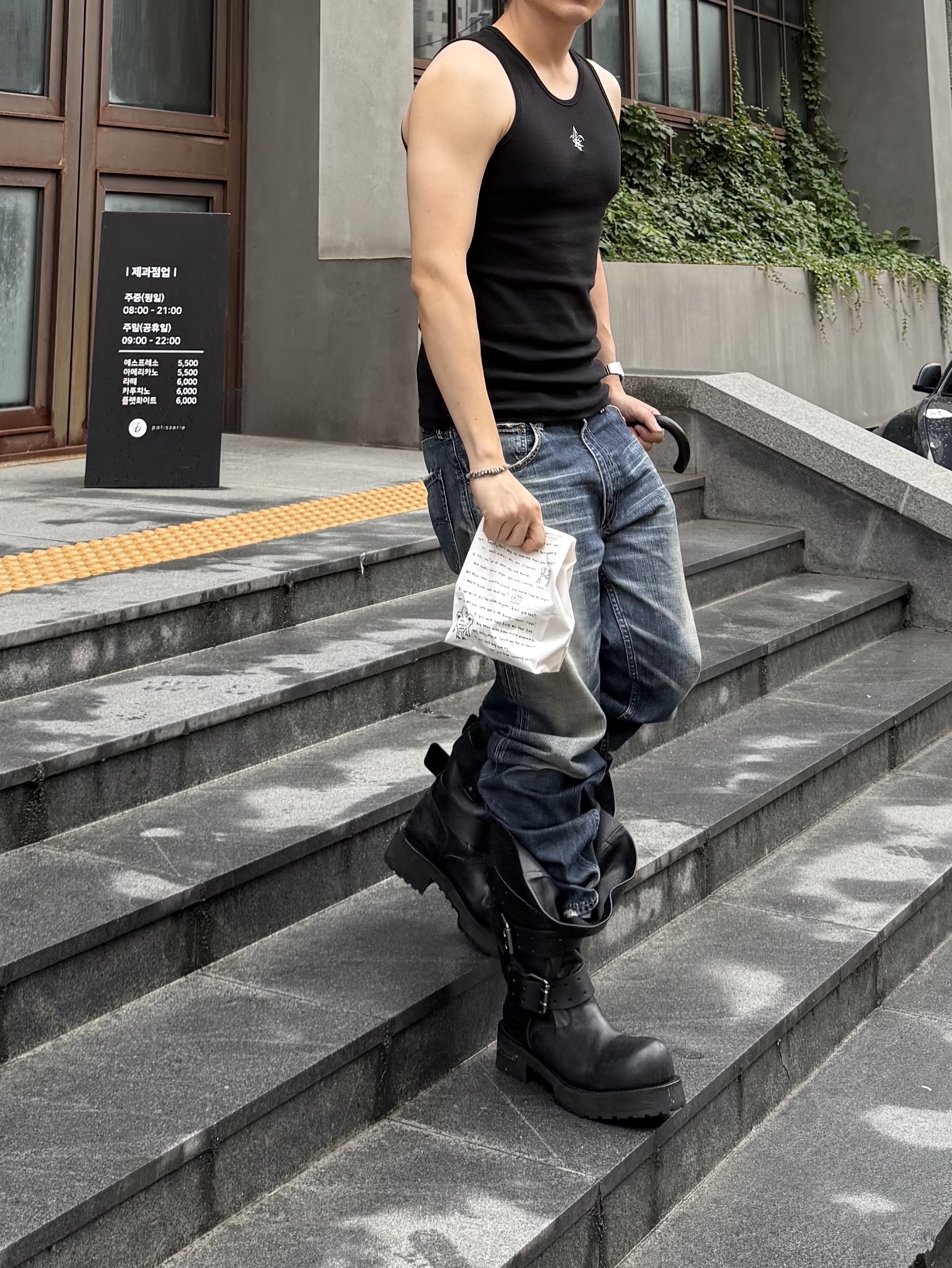 Balenciaga Venom High Boot Black 착용 스타일 - 2