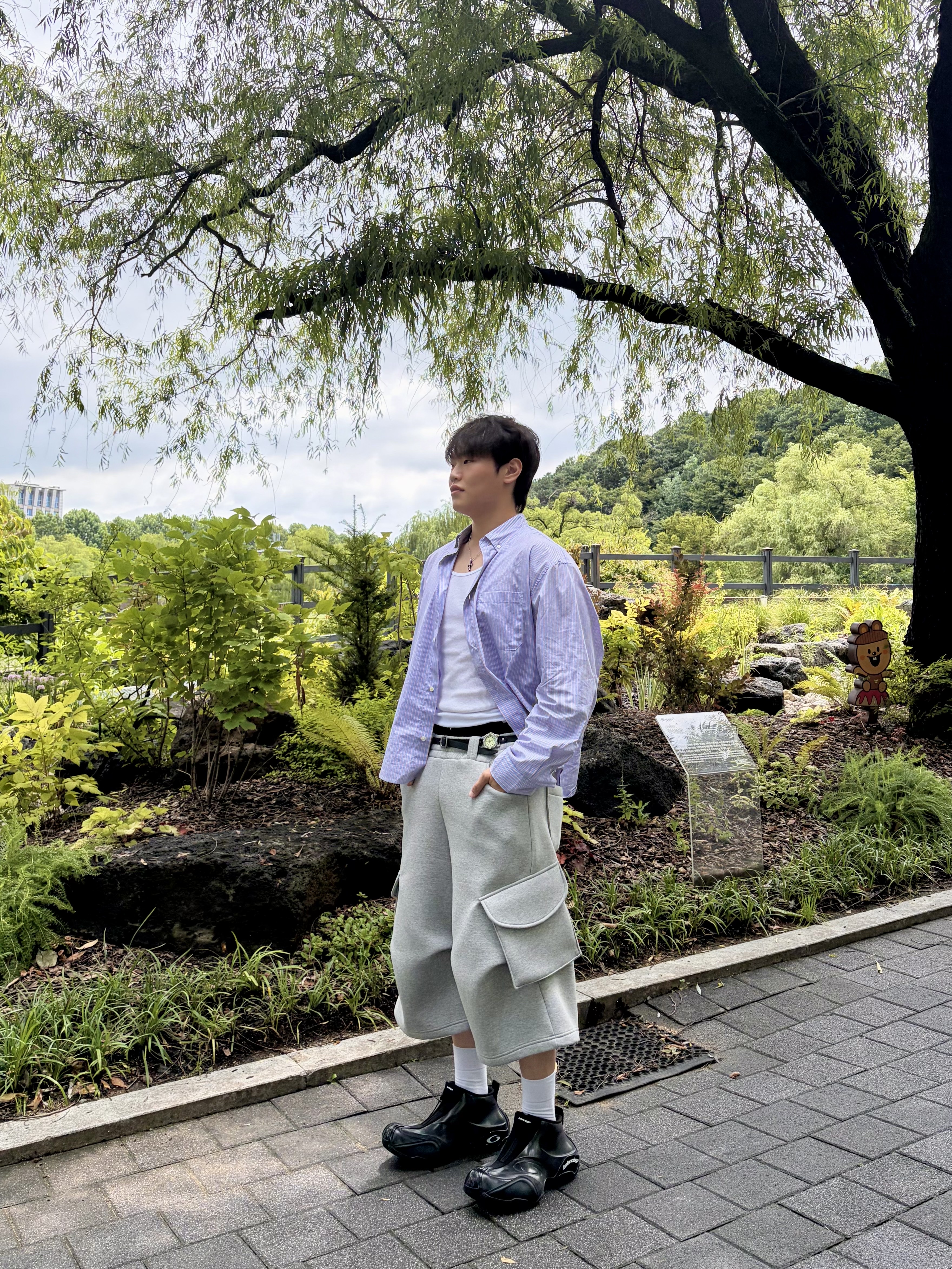 MJD Wide Cargo Bermuda Pants Melange Grey, MJD Cropped Stripe Shirt Blue 착용 스타일 - 1