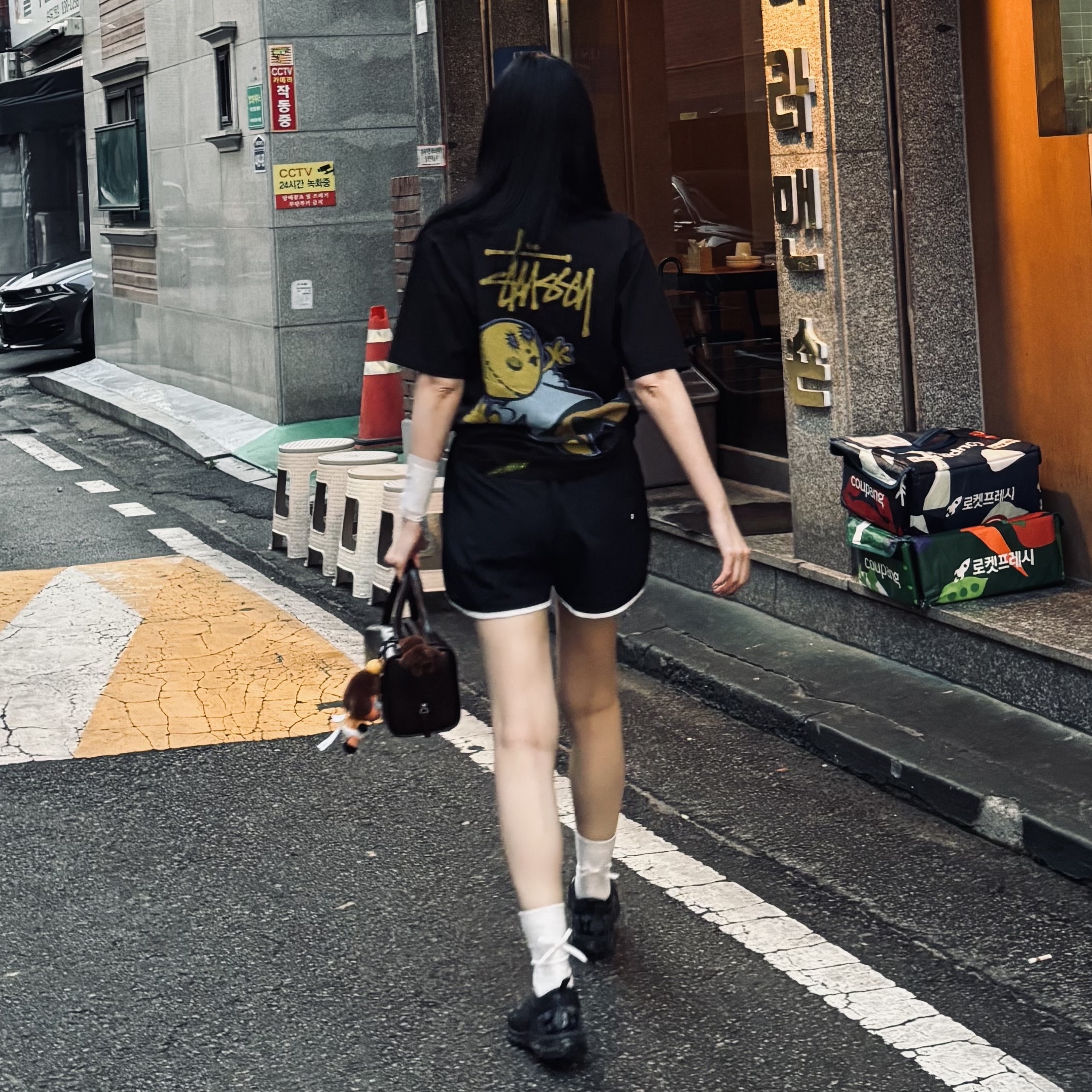 Stussy Dollie Pigment Dyed T-Shirt Black 착용 스타일