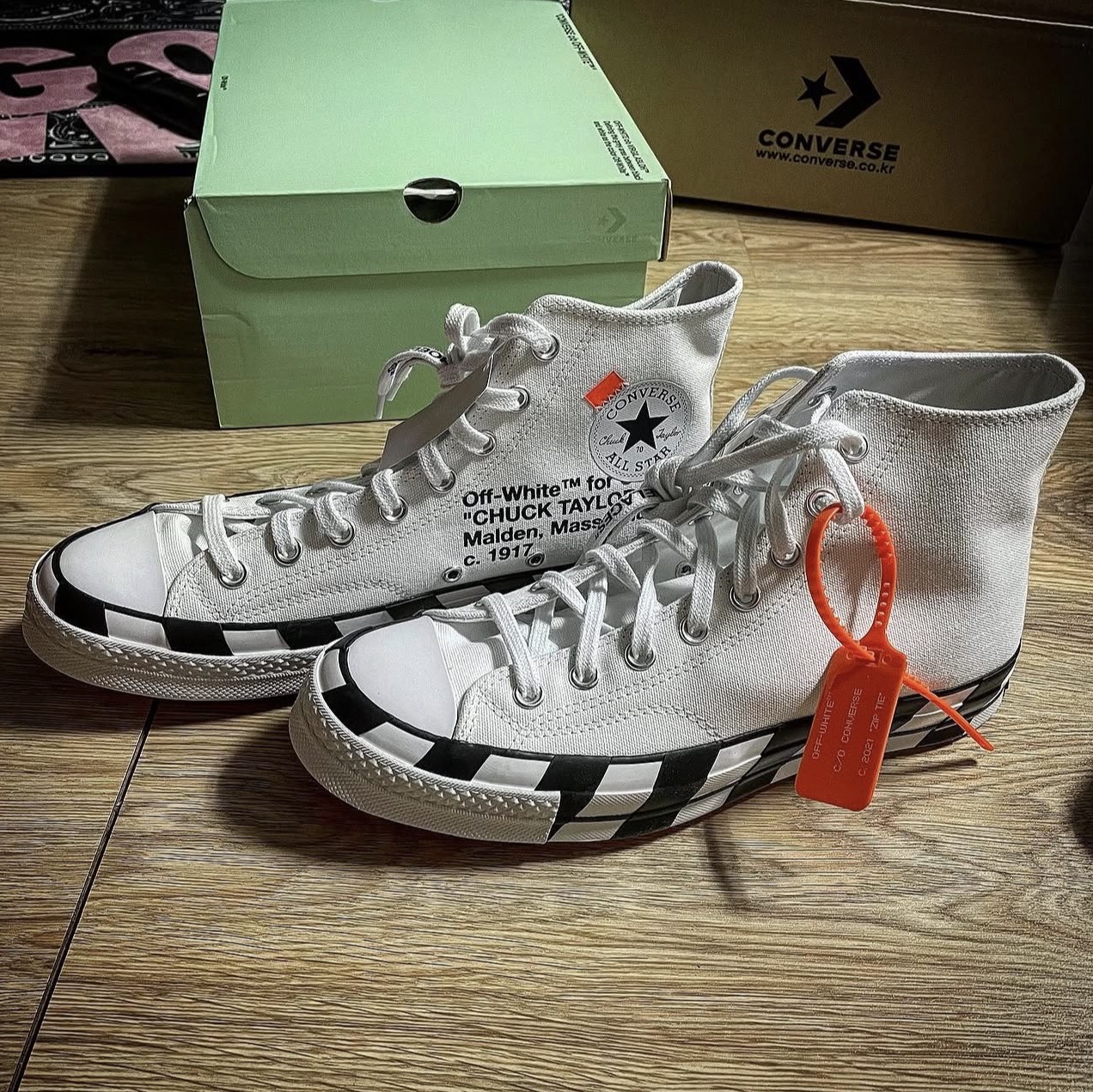 Converse x Off-White Chuck 70 High V2 2021 착용 스타일 - 2