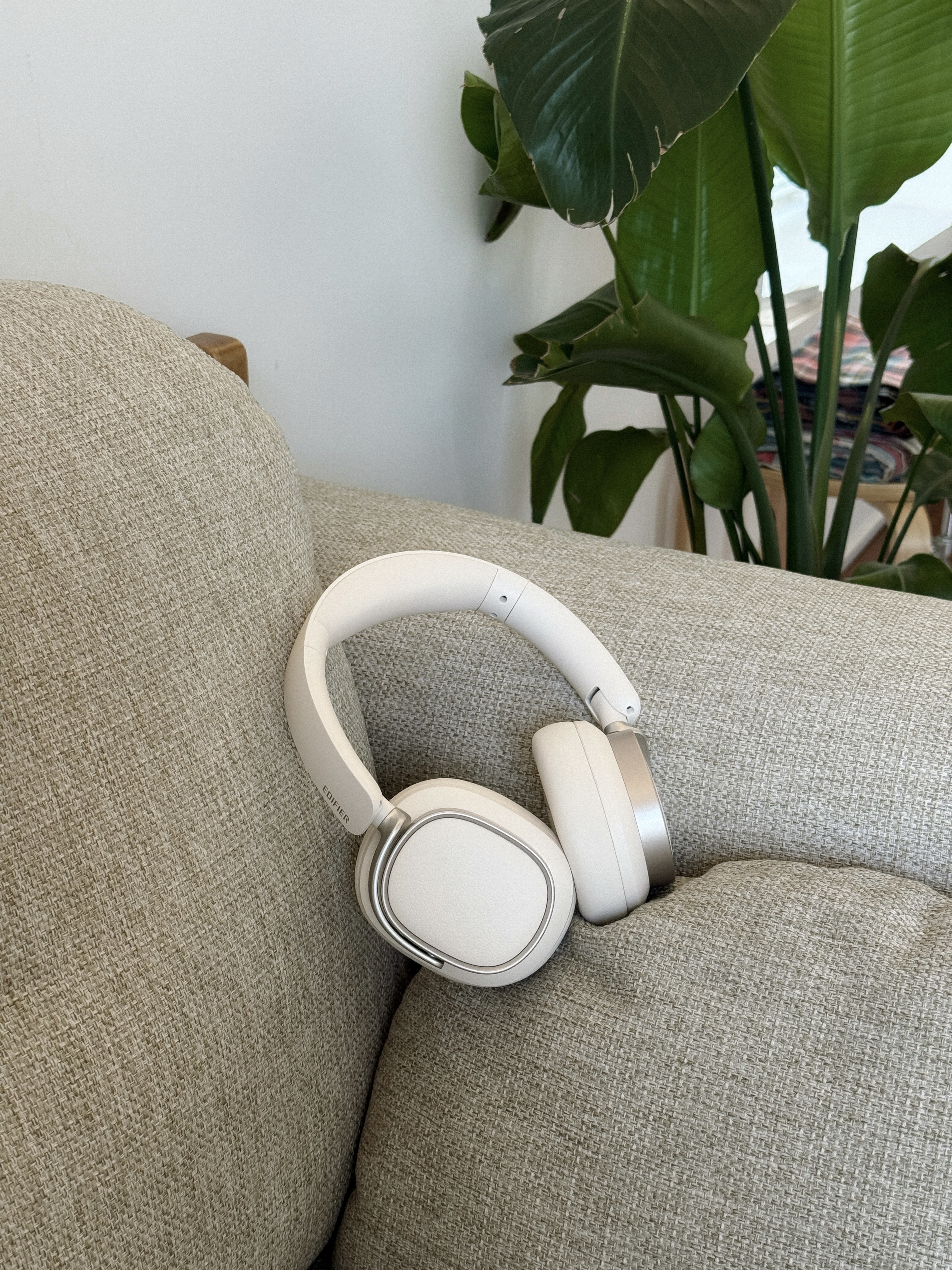 EDIFIER ES850NB Wireless Noise‑Cancelling Over‑Ear Headphones – Ivory 착용 스타일 - 8
