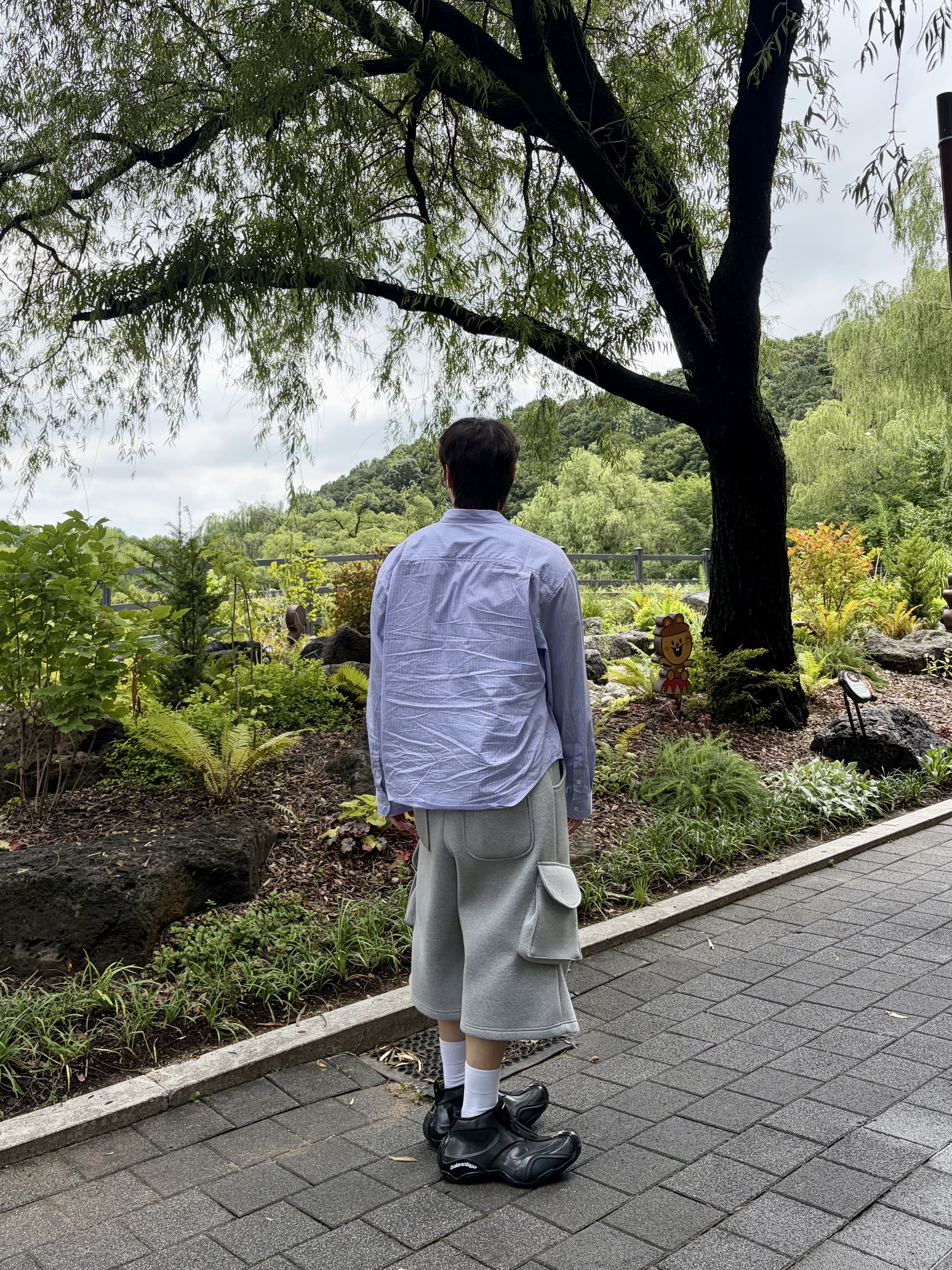 MJD Wide Cargo Bermuda Pants Melange Grey, MJD Cropped Stripe Shirt Blue 착용 스타일 - 4
