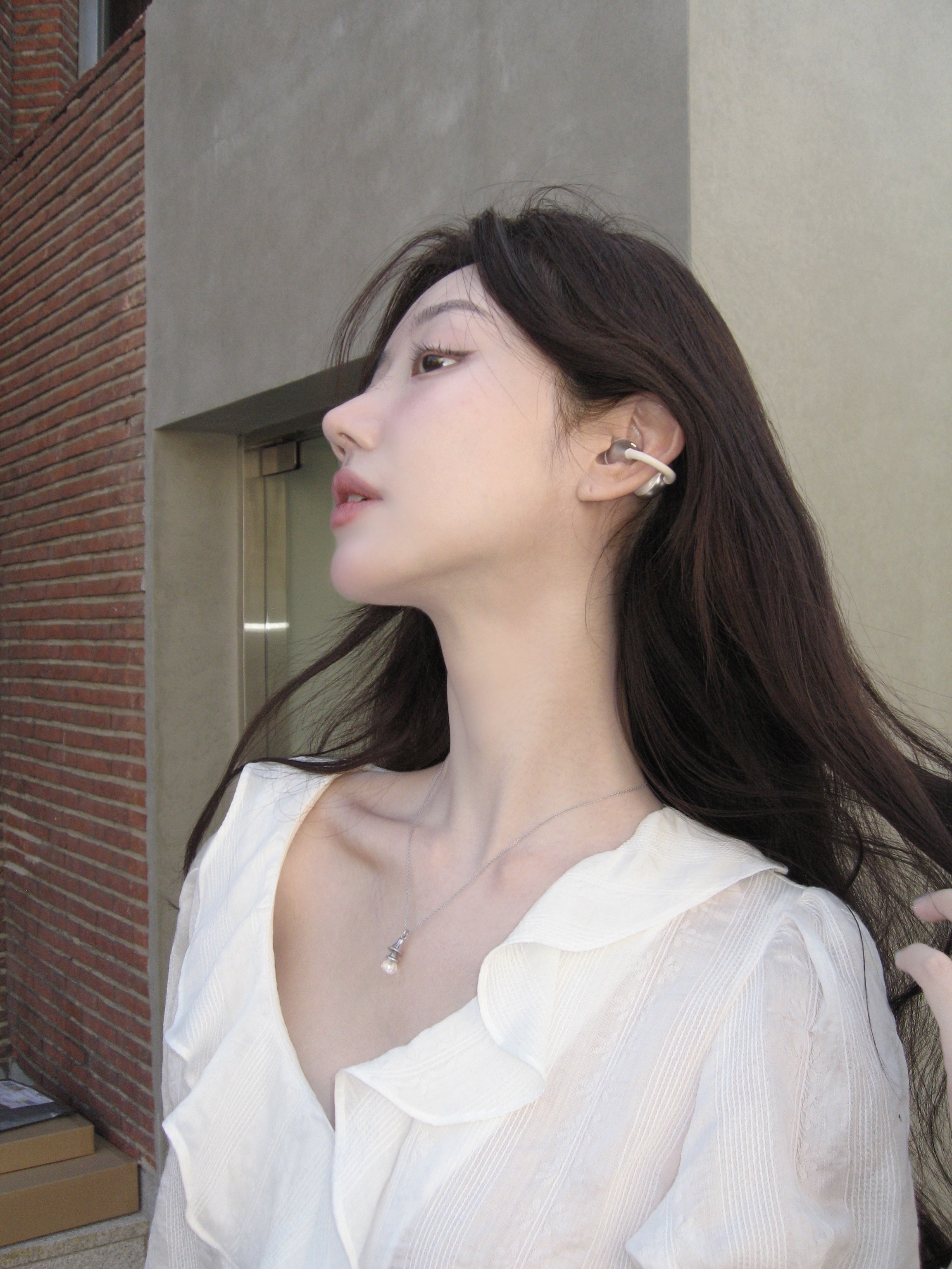 Edifier Comfo Bass Open-Ear Bluetooth Earbuds - Silver 착용 스타일 - 3