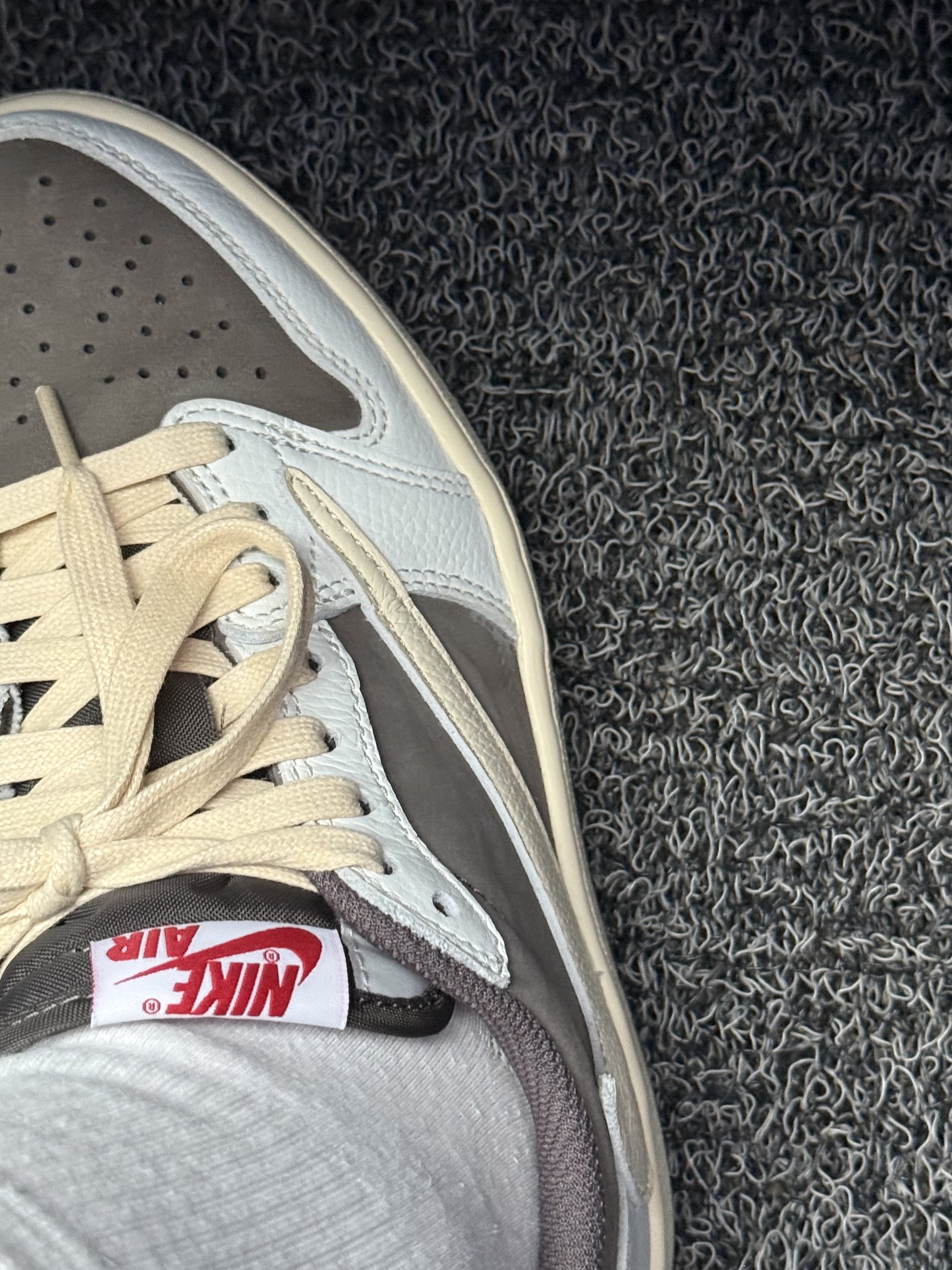 Stussy Diced Out T-Shirt Black, Jordan 1 x Travis Scott Retro Low OG SP Sail and Ridgerock 착용 스타일 - 2