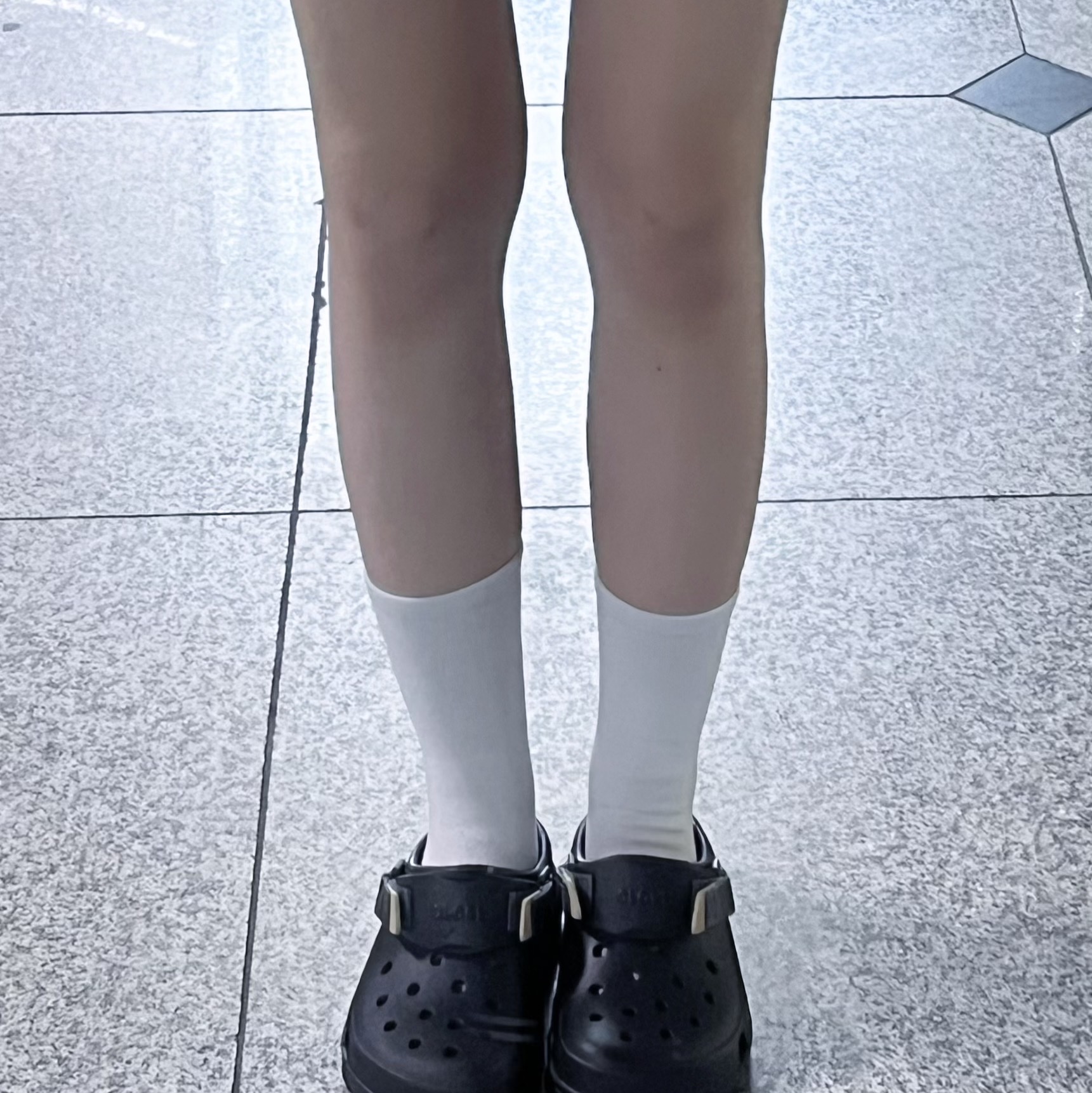 Crocs All Terrain Clog Black 착용 스타일 - 2