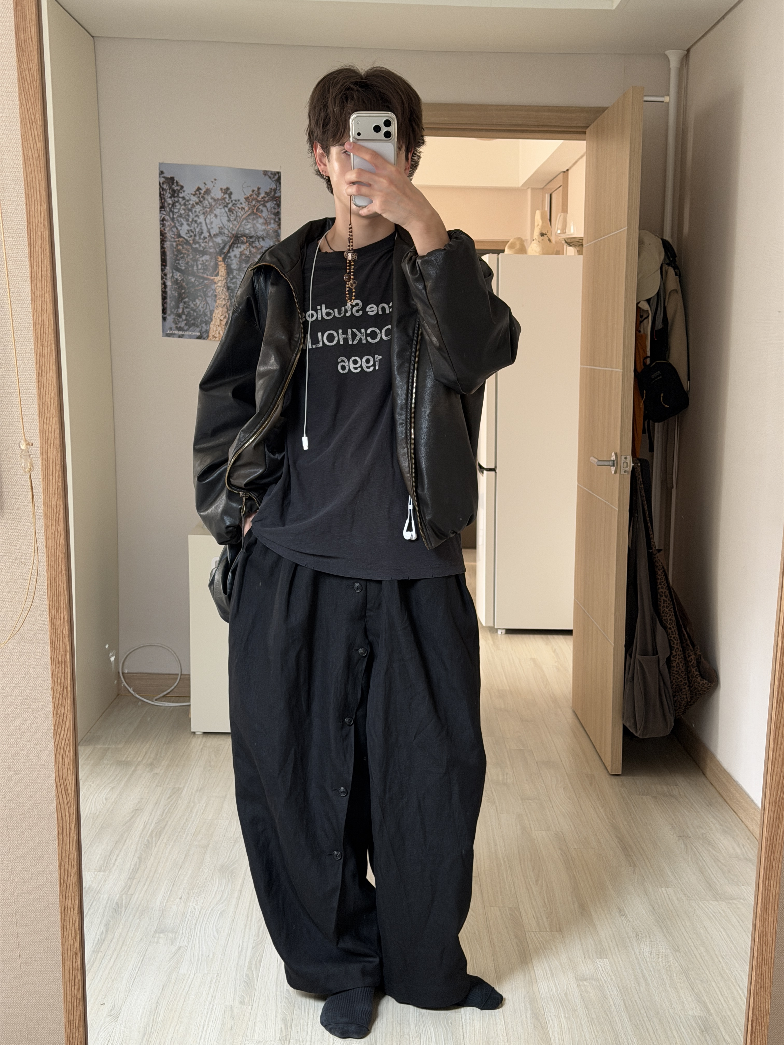 Acne Studios Logo Long Sleeve T-Shirt Faded Black, Suade Two Tuck Stripe Slacks Black 착용 스타일 - 2