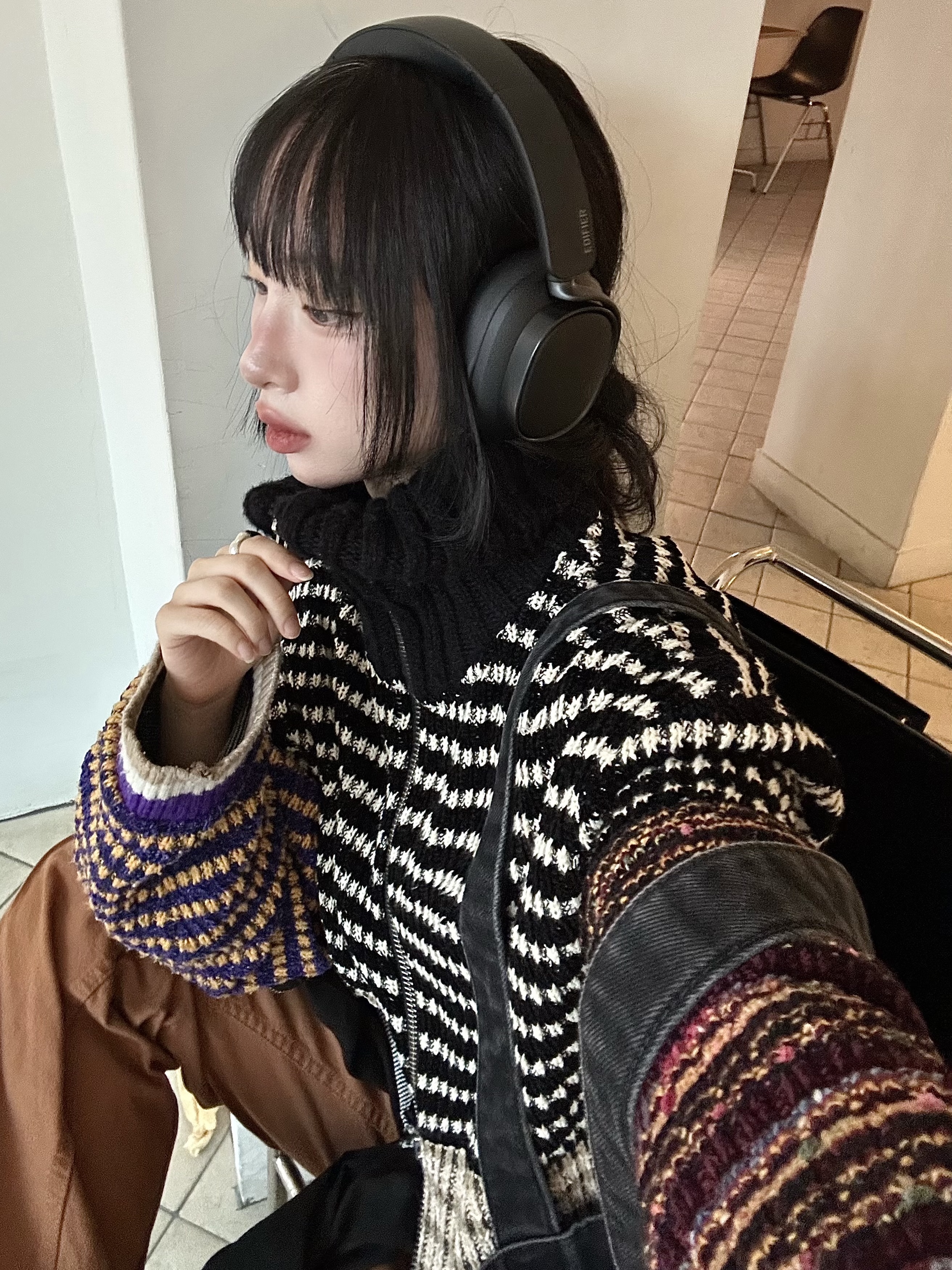 EDIFIER ES850NB Wireless Noise‑Cancelling Over‑Ear Headphones – Black 착용 스타일 - 1
