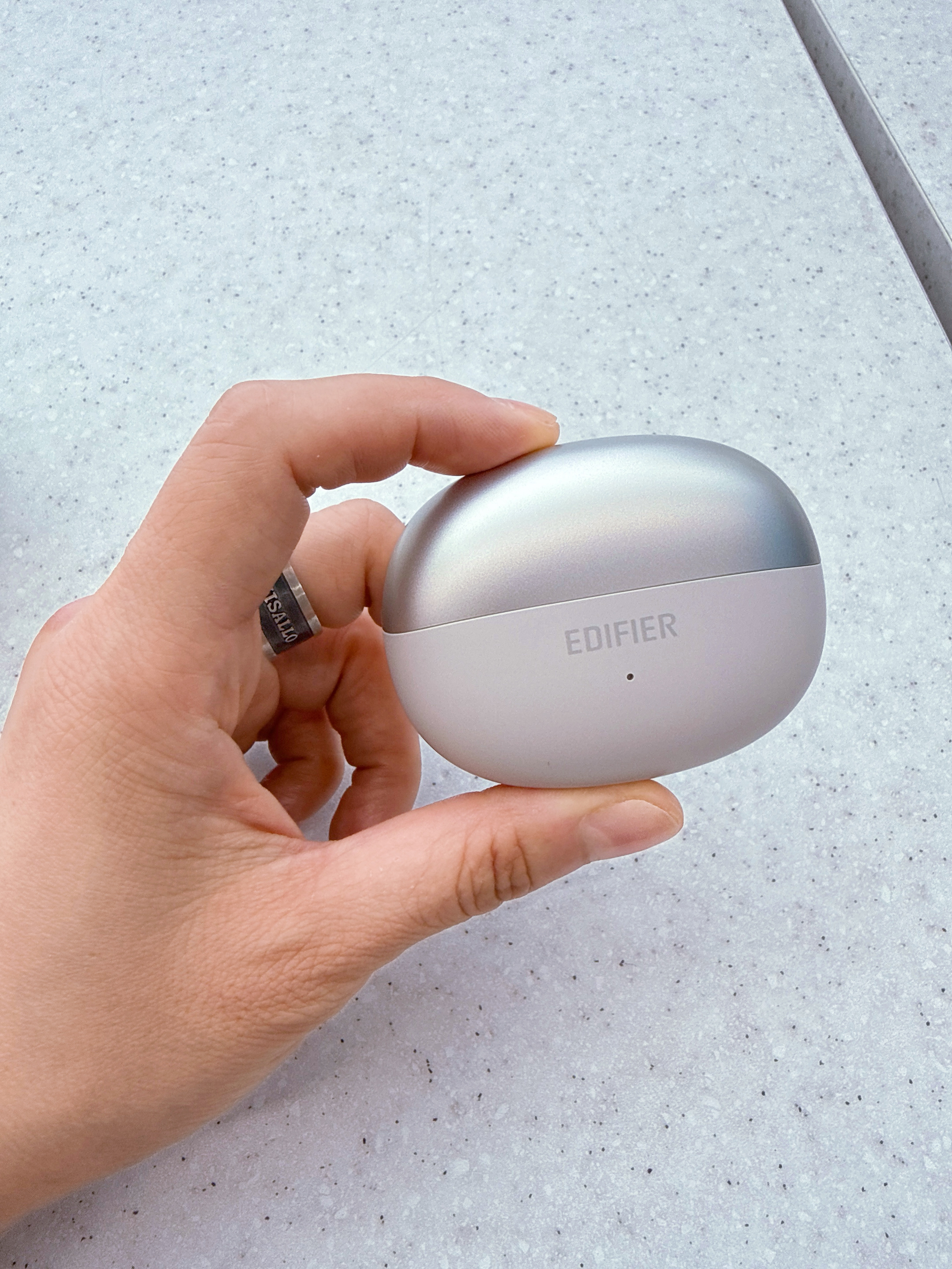 Edifier Comfo Bass Open-Ear Bluetooth Earbuds - Silver 착용 스타일 - 5