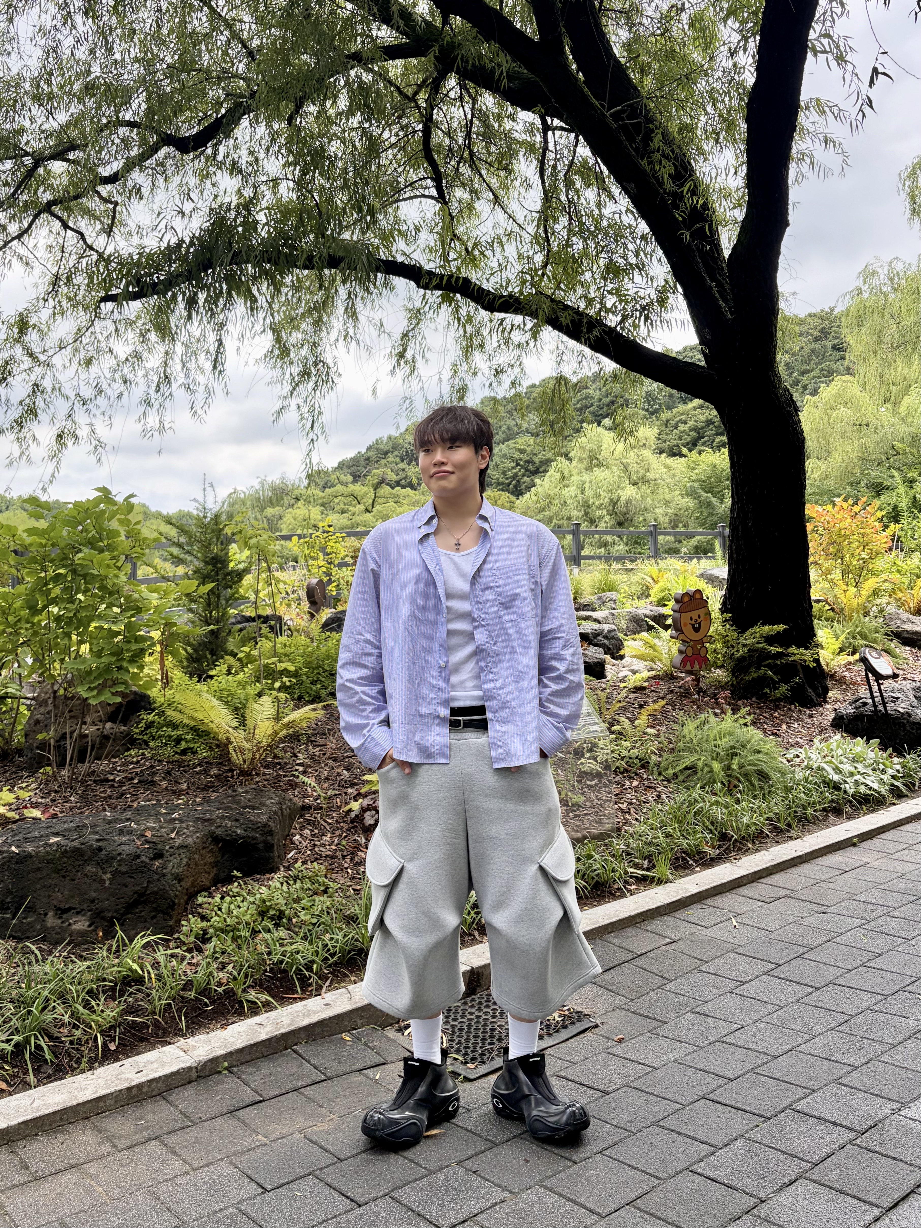 MJD Wide Cargo Bermuda Pants Melange Grey, MJD Cropped Stripe Shirt Blue 착용 스타일 - 2