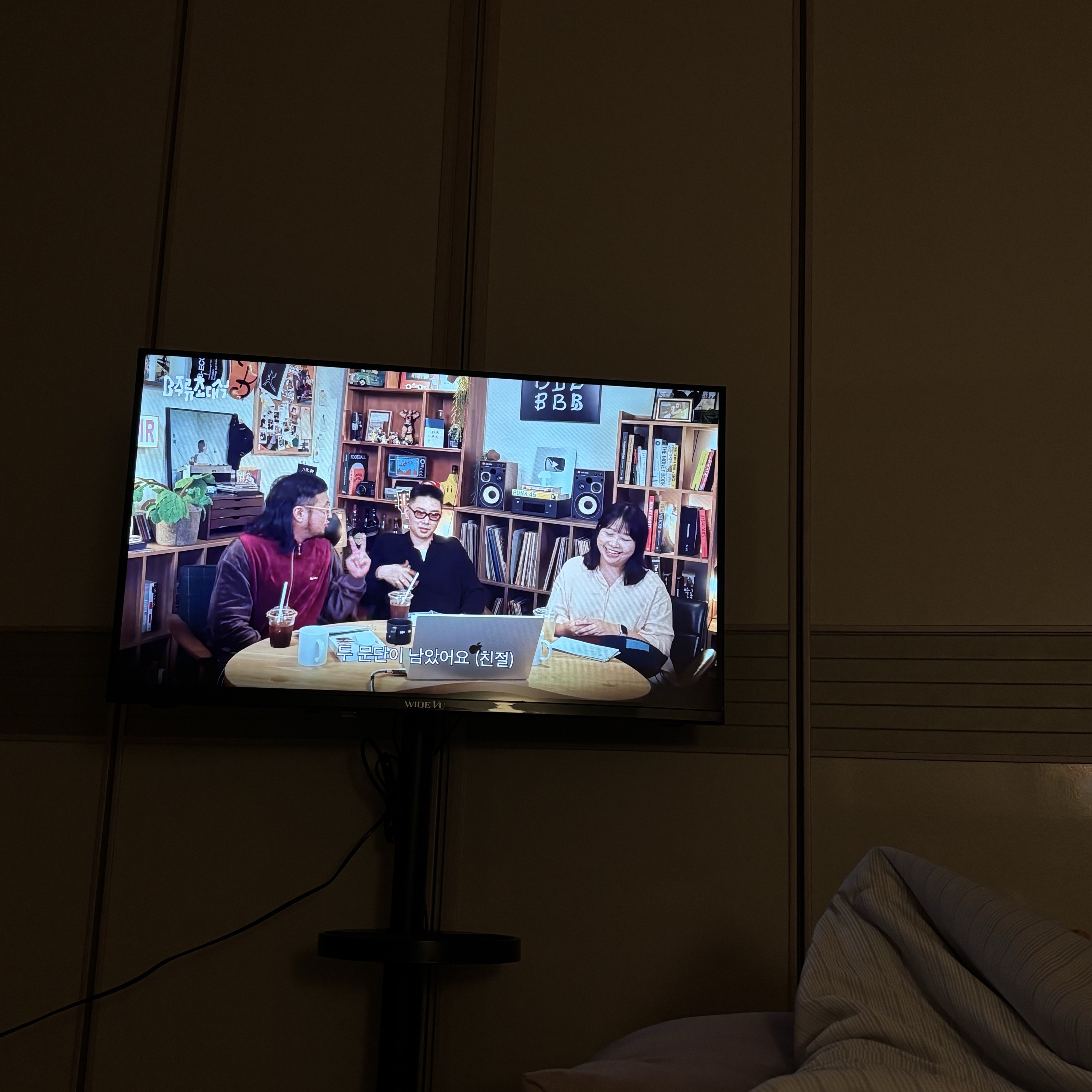 [15% 쿠폰] WIDEVU WideMovingVu Black Edition V3 Set QLED 81 cm (32 in) FHD Smart Mobile TV 착용 스타일