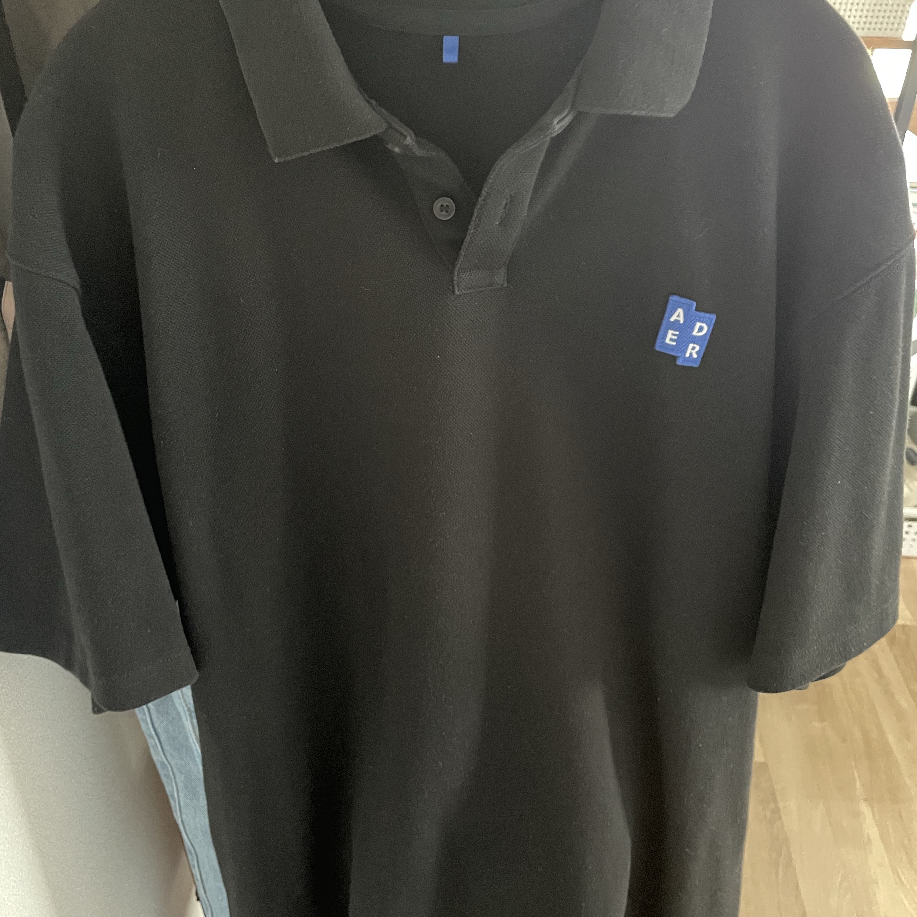 Ader Error Sig; TRS Tag Polo T-Shirt 01 Black 착용 스타일