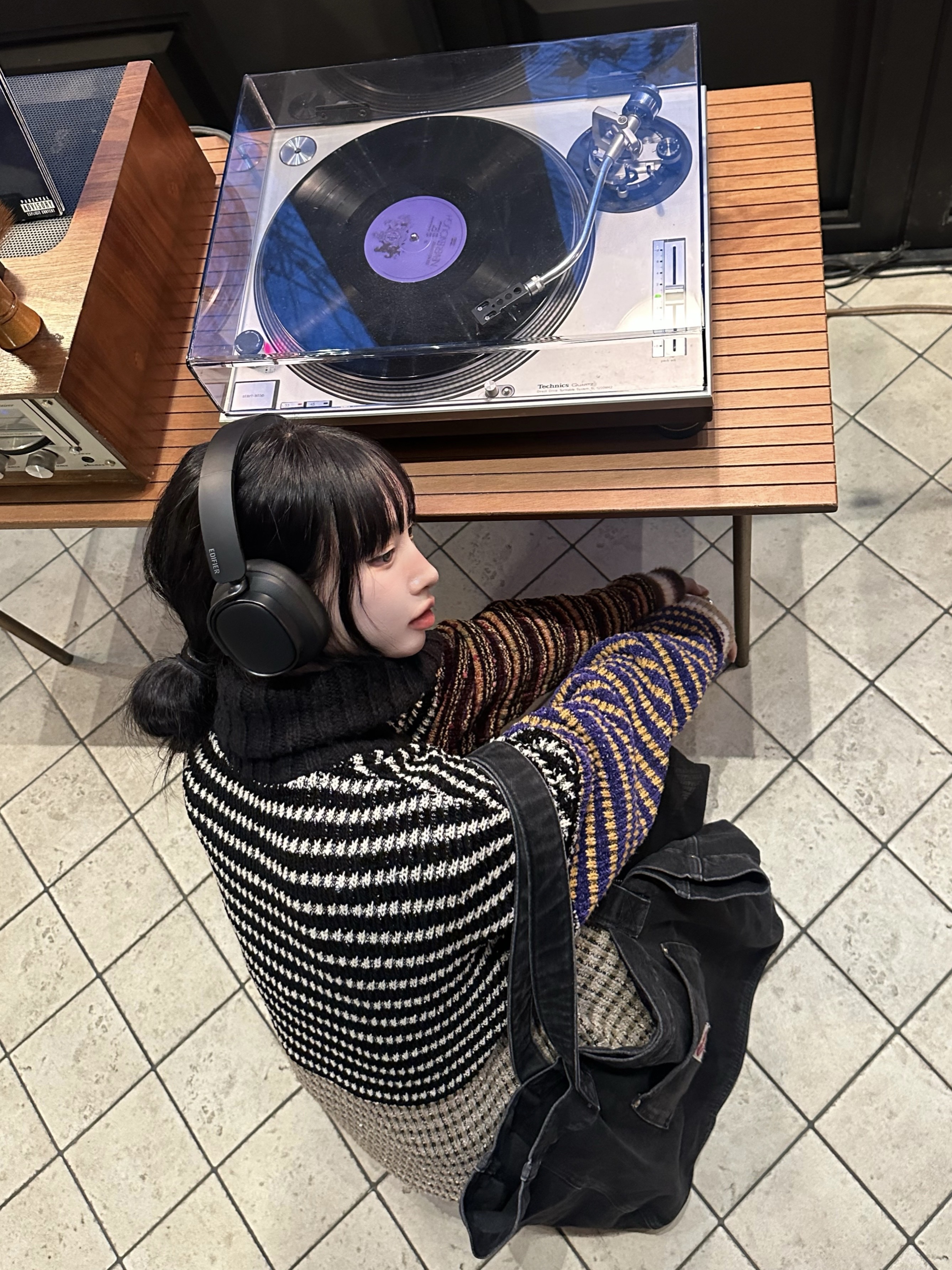 EDIFIER ES850NB Wireless Noise‑Cancelling Over‑Ear Headphones – Black 착용 스타일 - 6