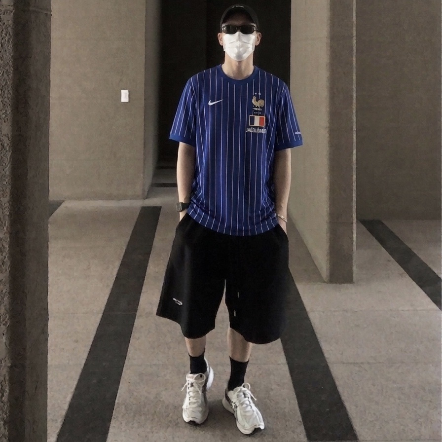 Nike x Jacquemus France Dri-Fit Short-Sleeve Top Game Royal University Red White (IH1674-480), Ray-Ban DADDY-O II Polished Black Frame Green Classic G-15 Lenses 착용 스타일