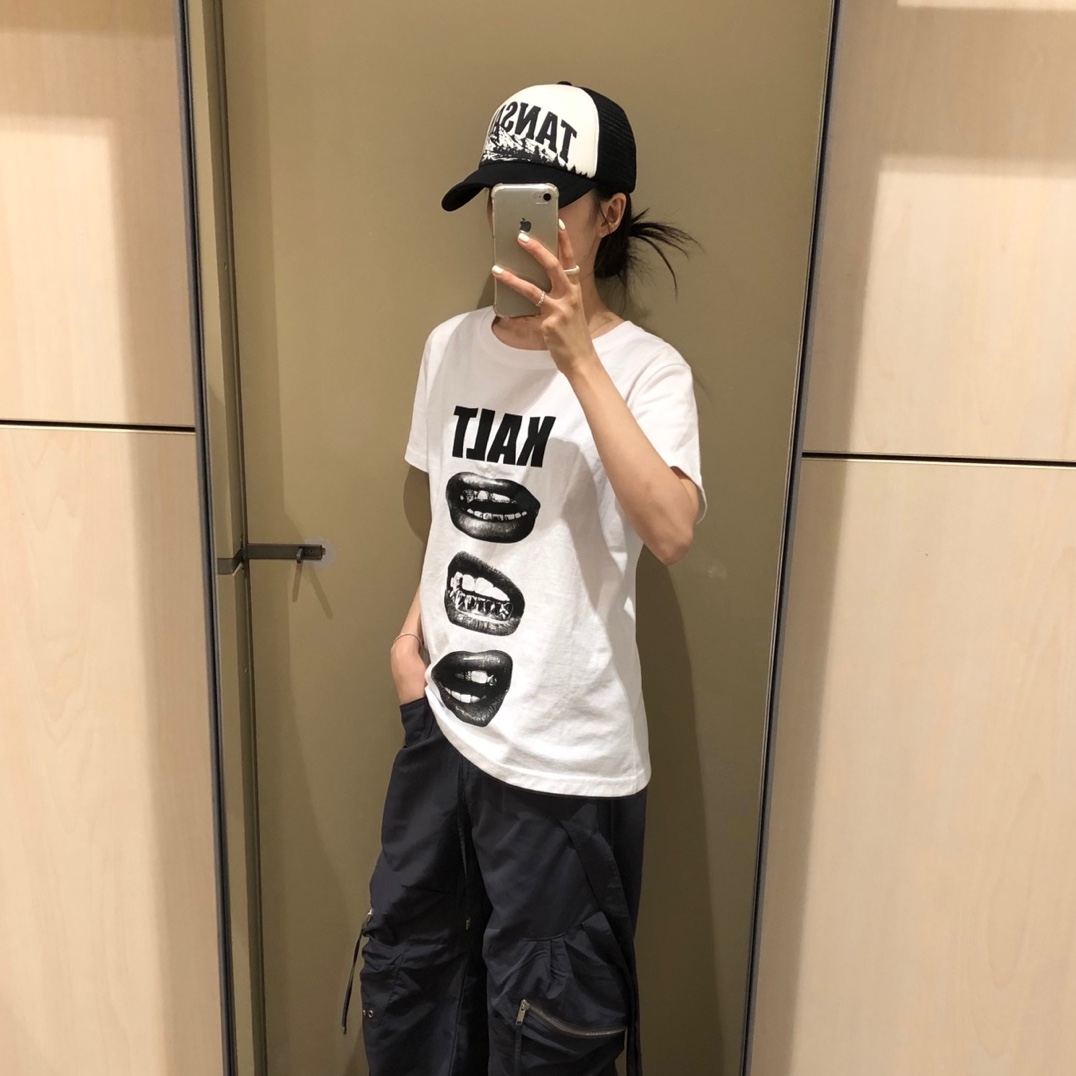 AMOU Kalt Lips Half T-Shirts White, AMOU Kalt Lips Half T-Shirts Black 착용 스타일 - 1