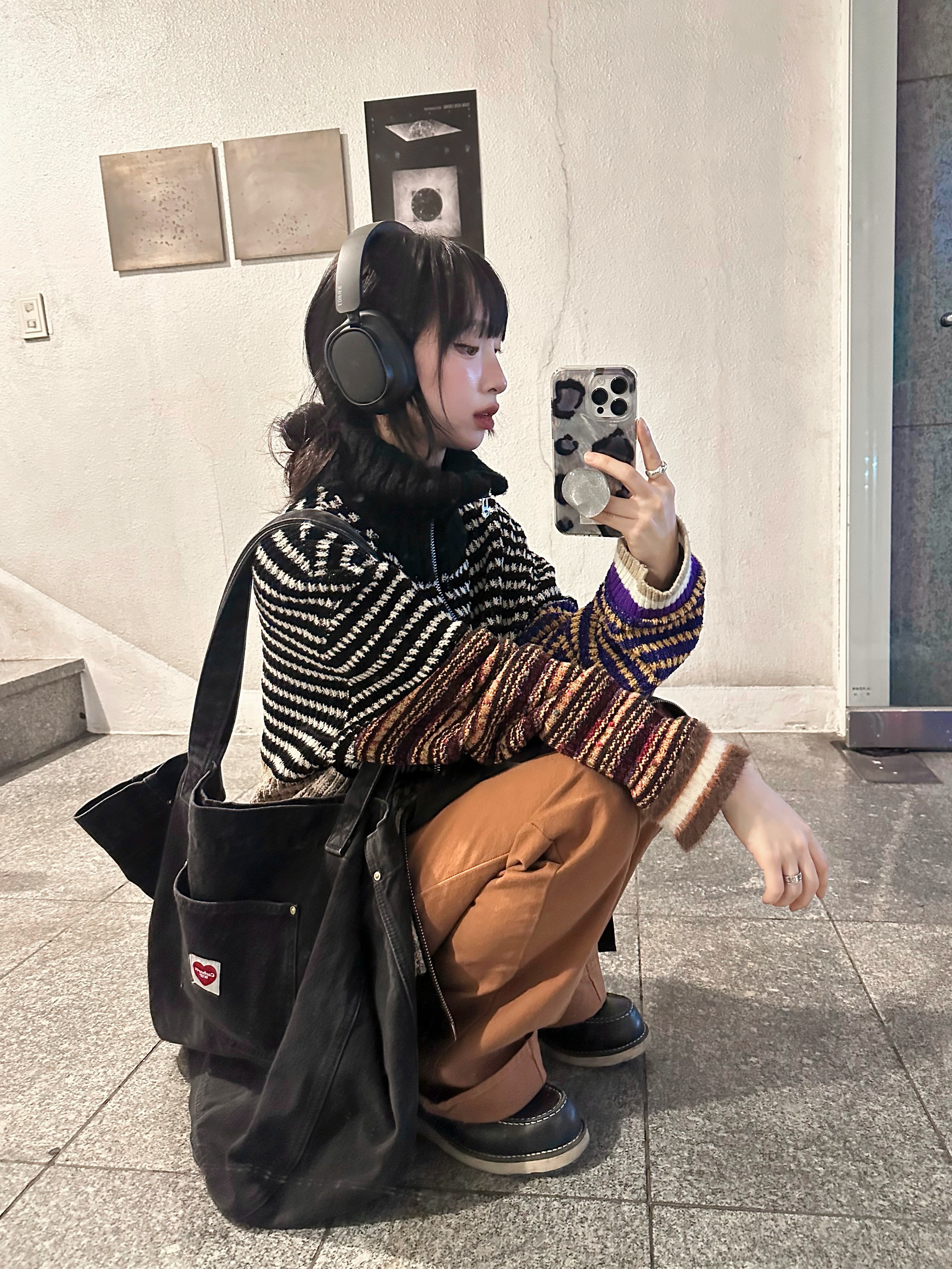 EDIFIER ES850NB Wireless Noise‑Cancelling Over‑Ear Headphones – Black 착용 스타일 - 2