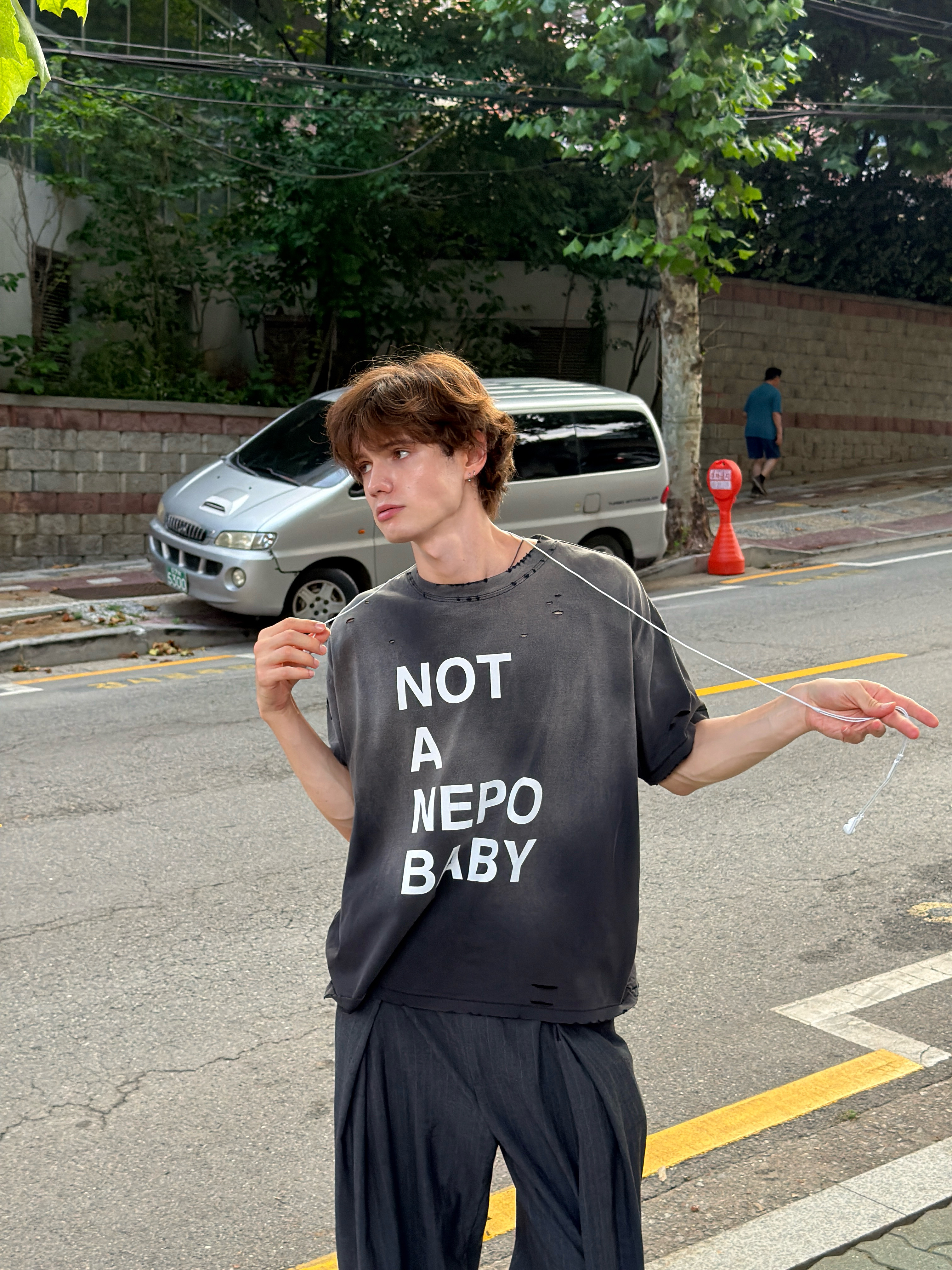 Hommless Not a Nepo Baby VTG Tee Black 착용 스타일 - 1