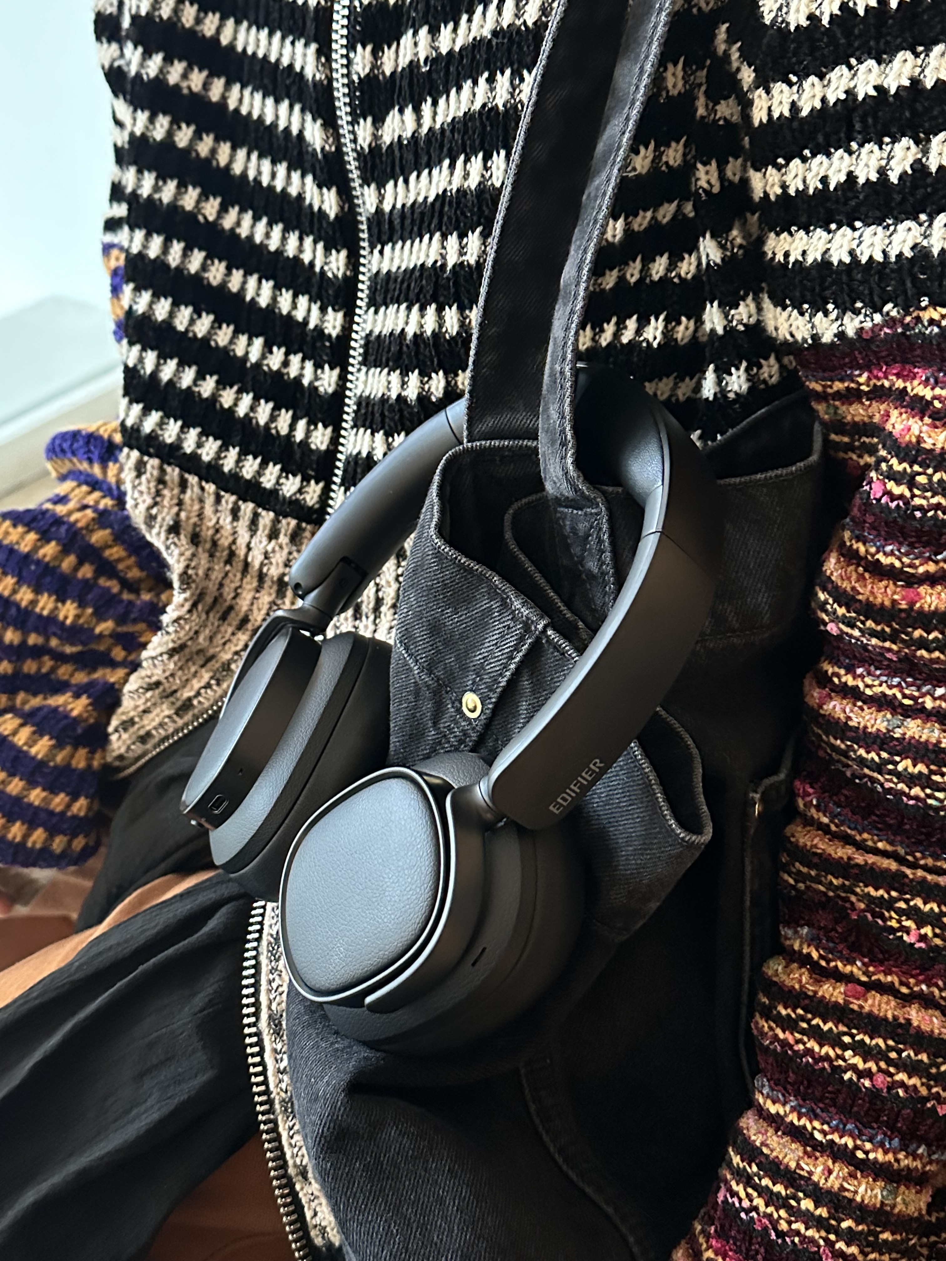 EDIFIER ES850NB Wireless Noise‑Cancelling Over‑Ear Headphones – Black 착용 스타일 - 7