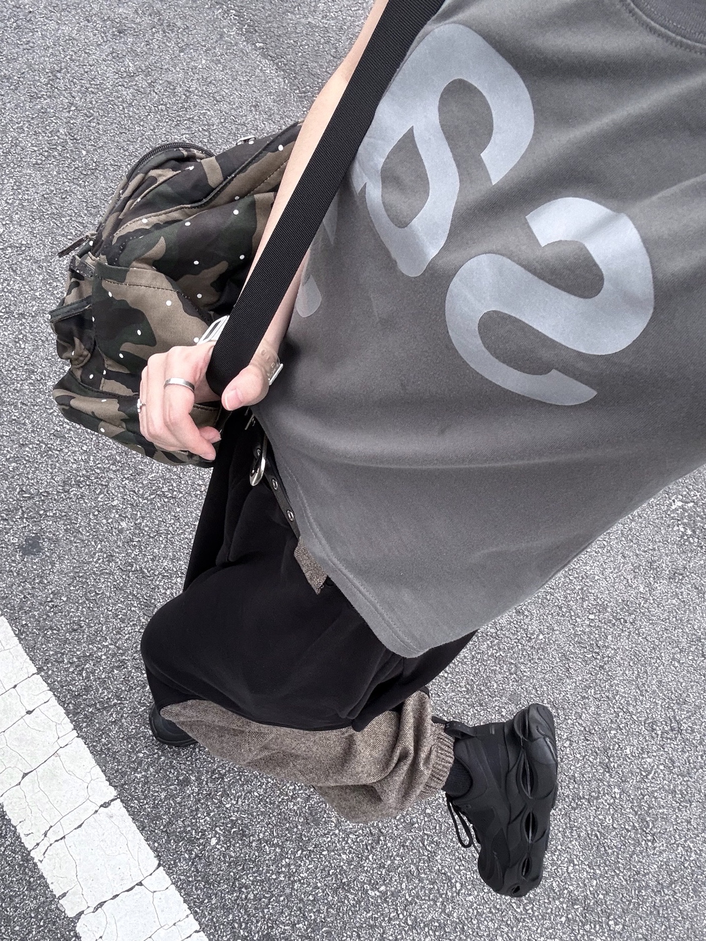 [KREAM 단독] Safarispot Basic Safari T-Shirt Charcoal, MILLO WOMEN Color Side Sweatpants Black 착용 스타일 - 2