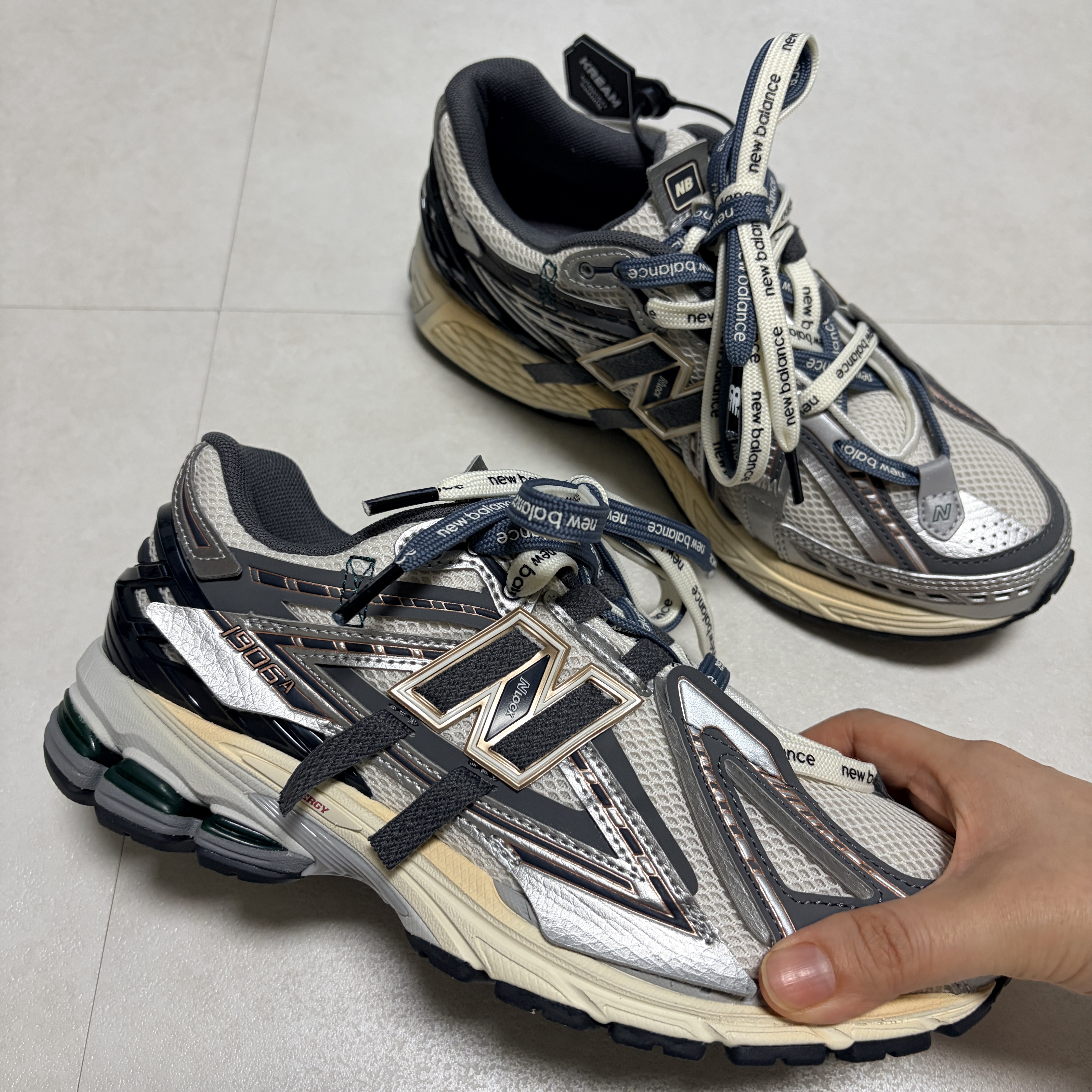 New Balance 1906A Silver Metallic Castlerock 착용 스타일 - 1