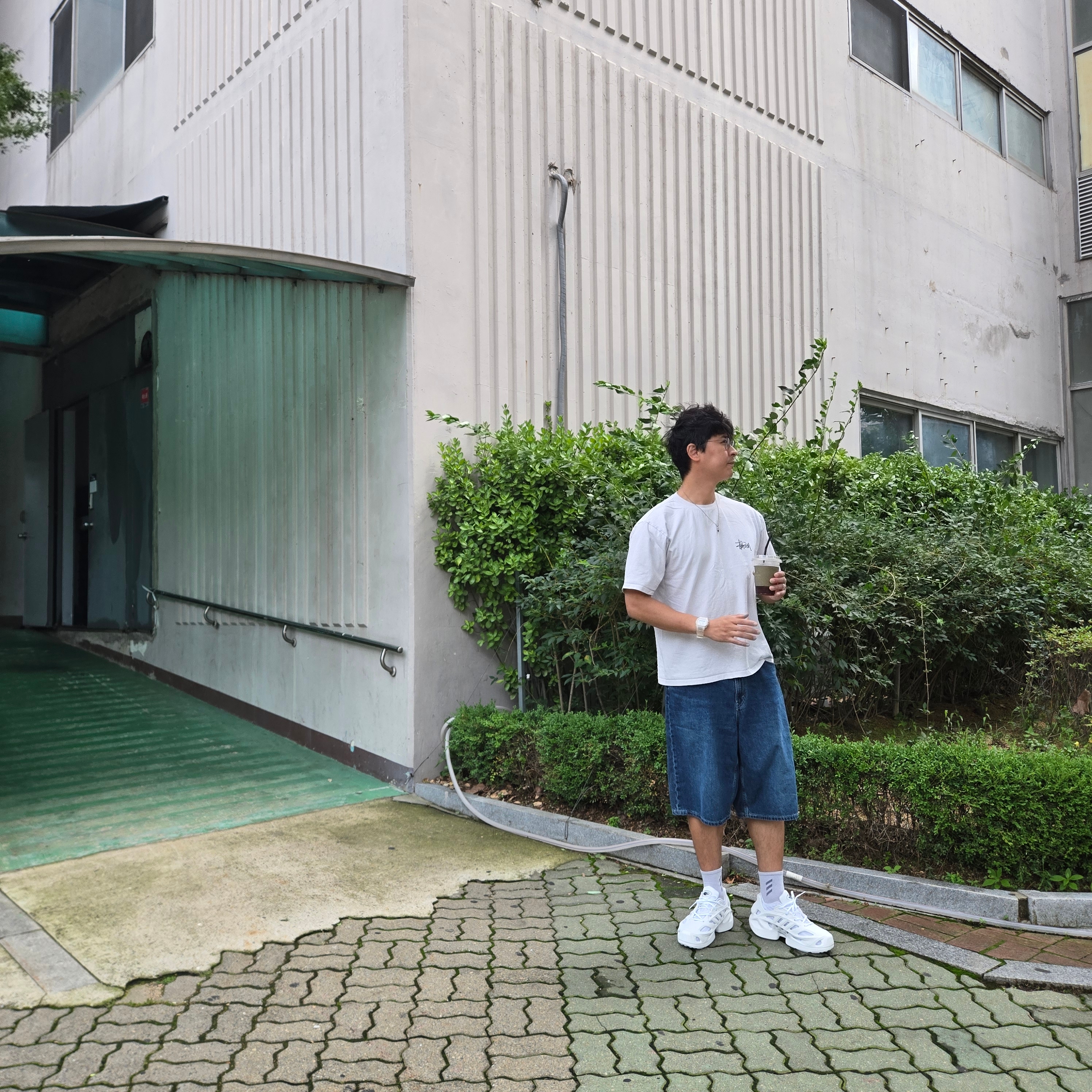 Stussy Basic Stussy T-Shirt White 2024, 2025, Adidas Adifom Climacool Core Black Silver Metallic 착용 스타일 - 2