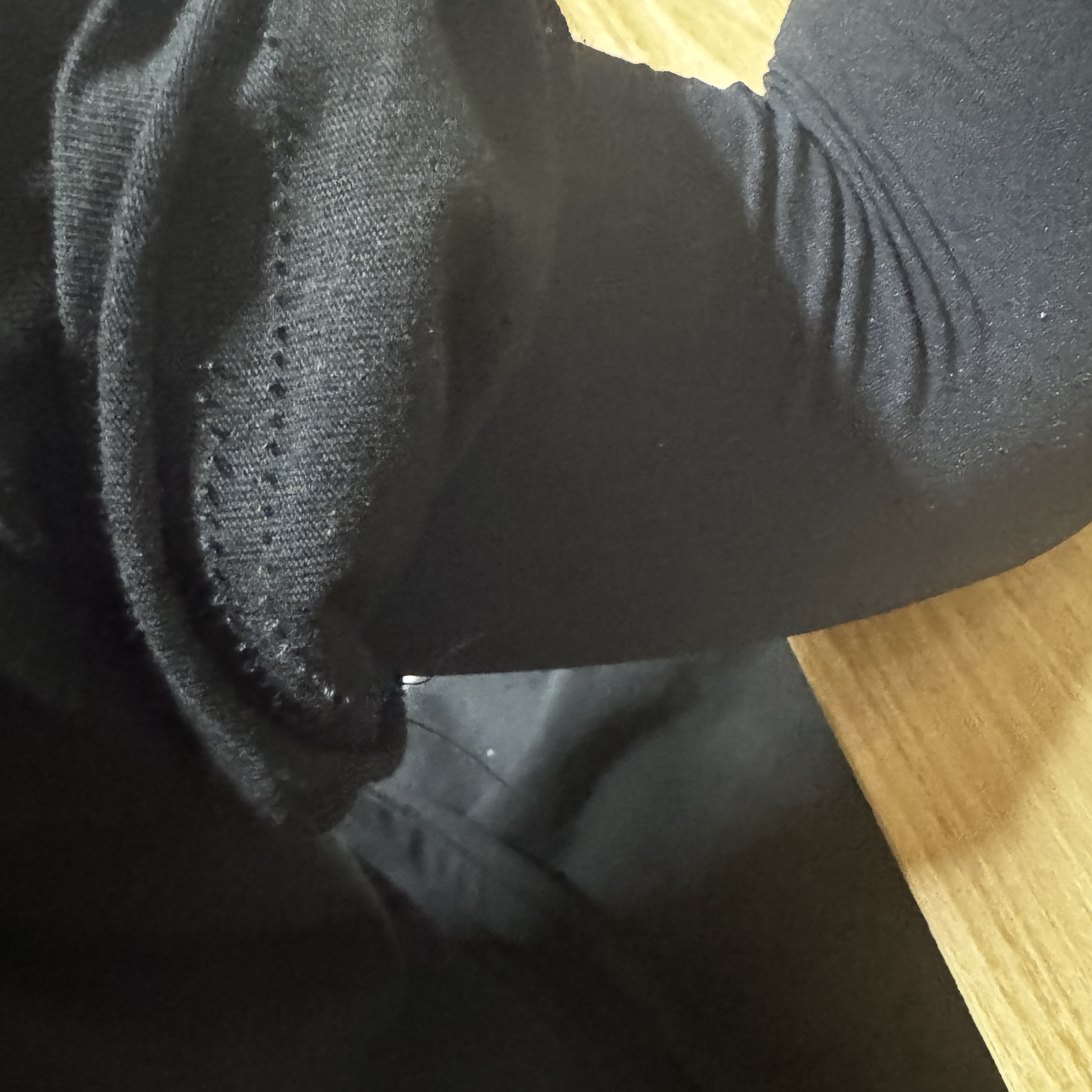 AMOU Kalt Lips Half T-Shirts Black 착용 스타일 - 1