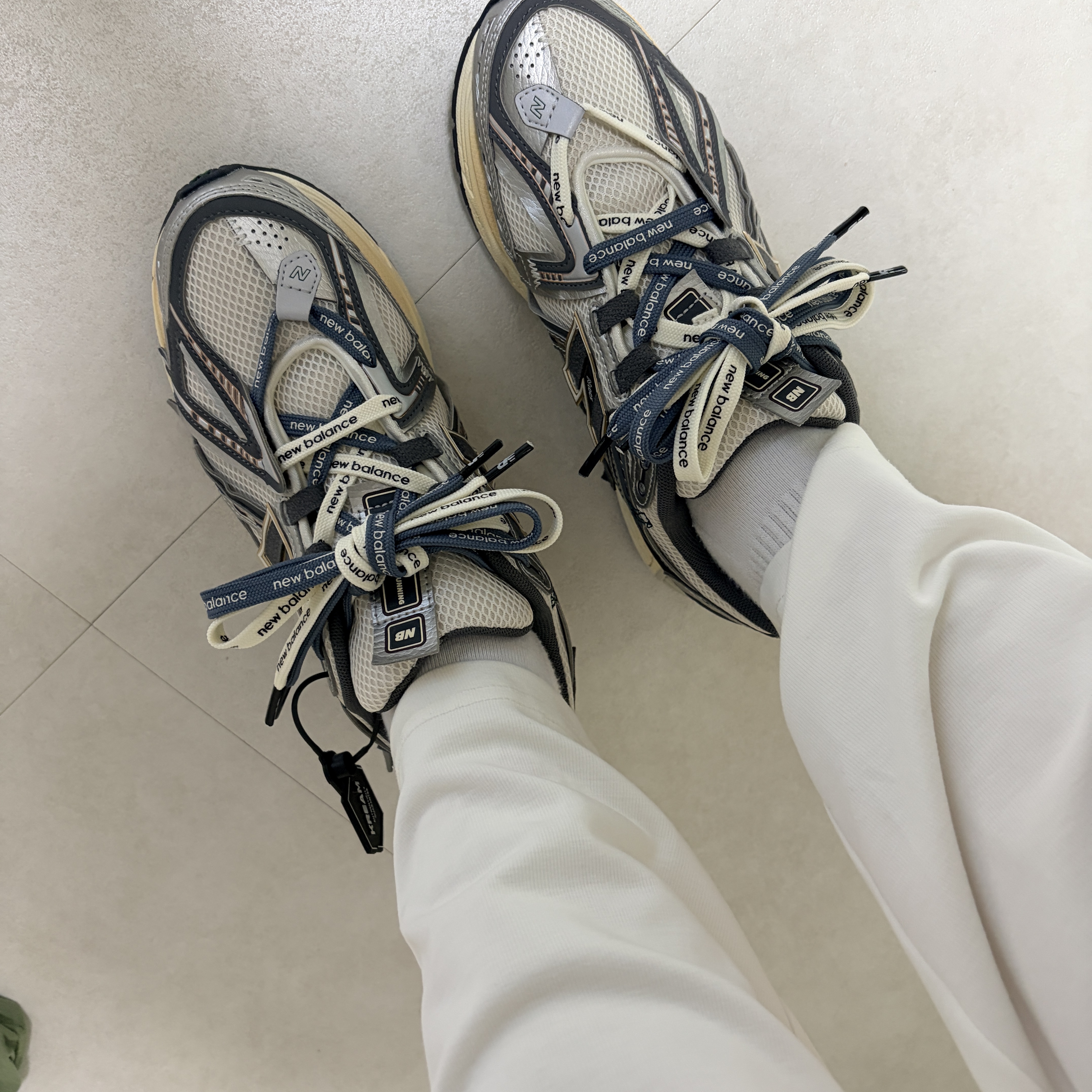 New Balance 1906A Silver Metallic Castlerock 착용 스타일 - 2