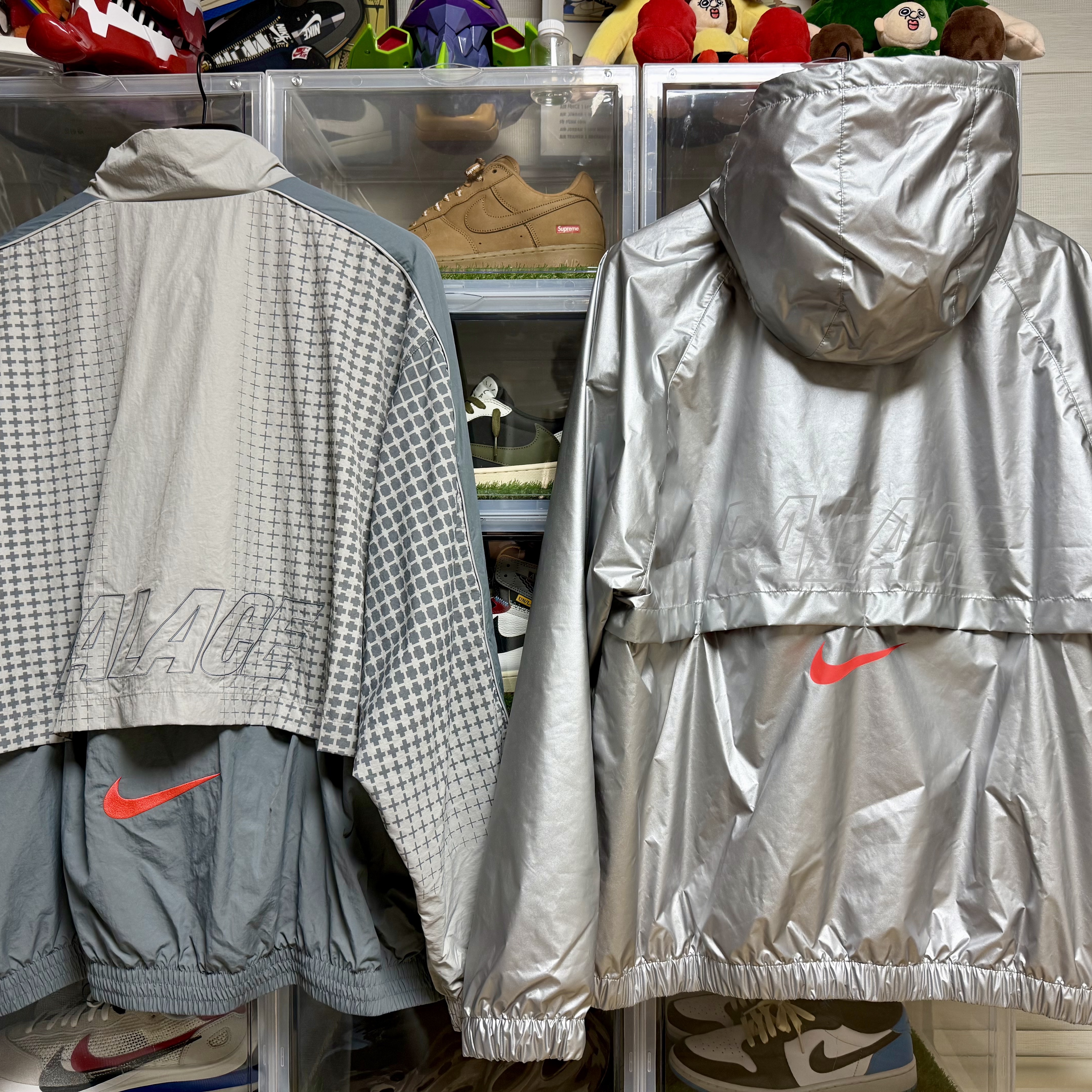 Palace x Nike England Dri-Fit Academy Anthem Jacket Pewter Grey Bright Crimson, Nike x Patta Netherlands Anthem Jacket Deep Royal Blue White (IH1617-455) 착용 스타일 - 3
