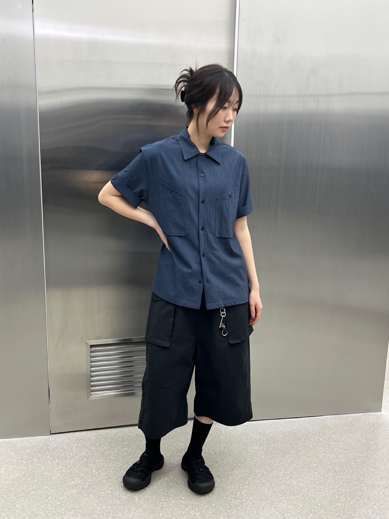 Millo Archive Texture Brushed Roll Up Half Shirt Smoke Blue, Millo Archive Texture Brushed Roll Up Half Shirt Ash Brown 착용 스타일 - 1