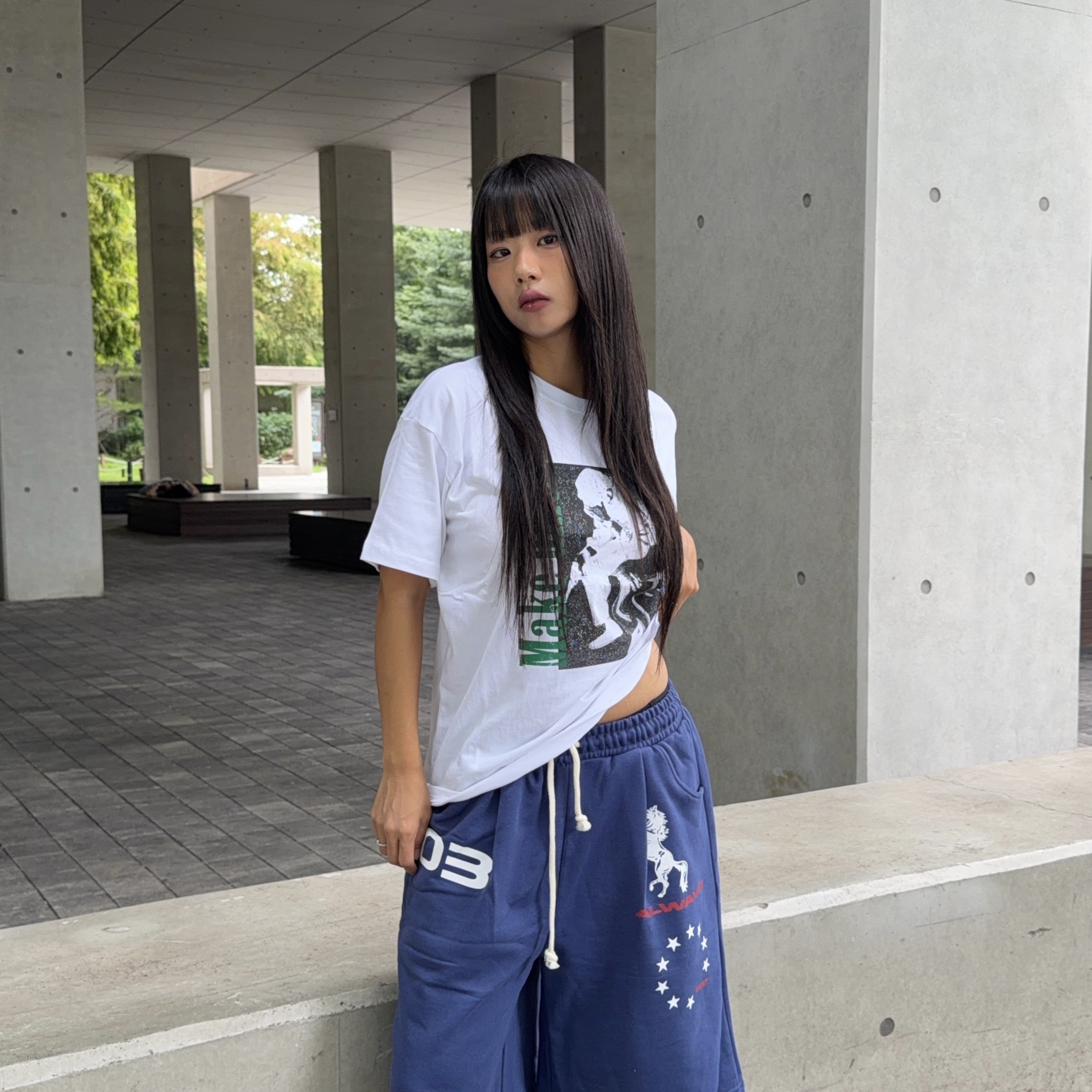 AMOU Trouble Half T-Shirts White, AMOU Trouble Half T-Shirts Gray 착용 스타일 - 2