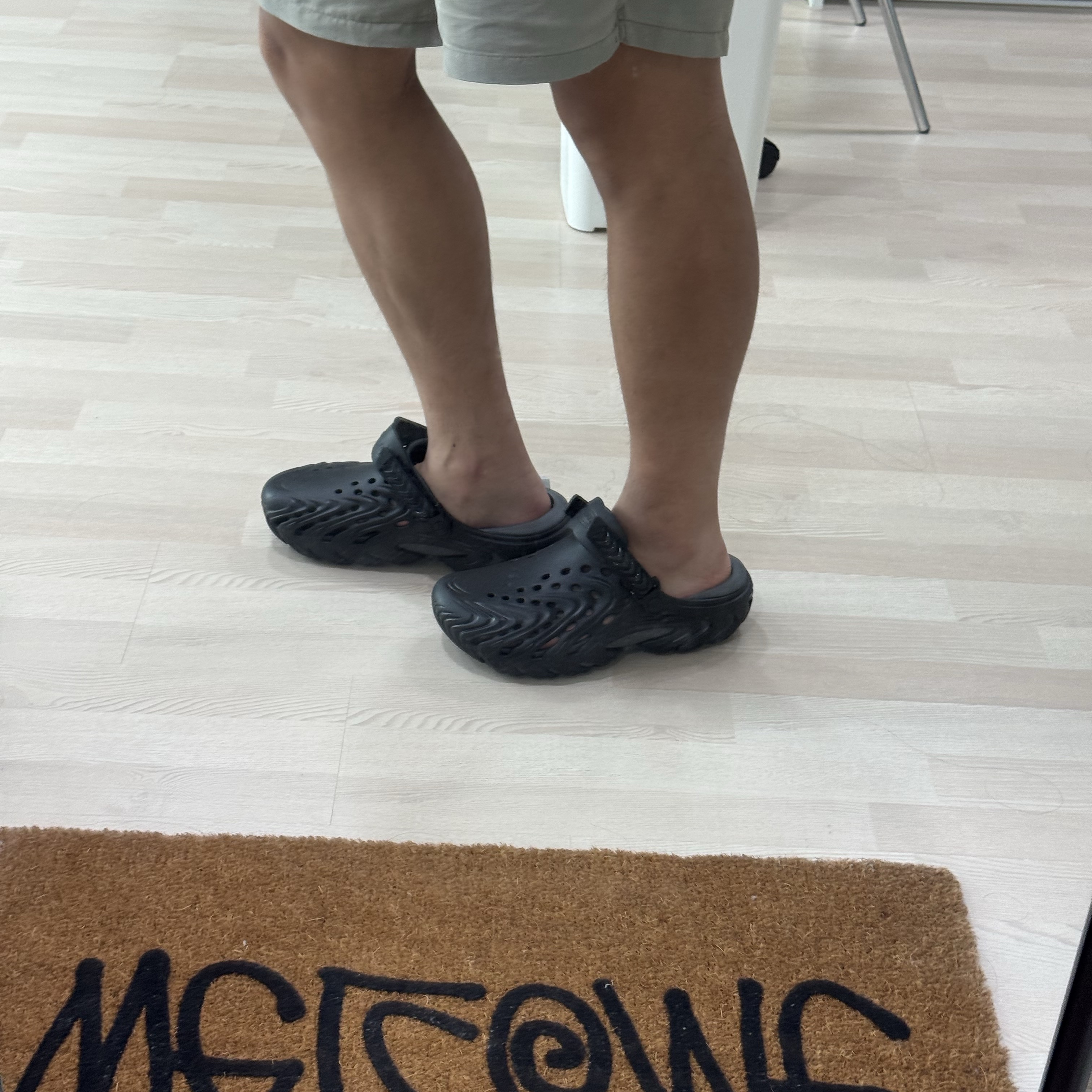 Crocs Echo II Chrome Black Chrome 착용 스타일 - 2