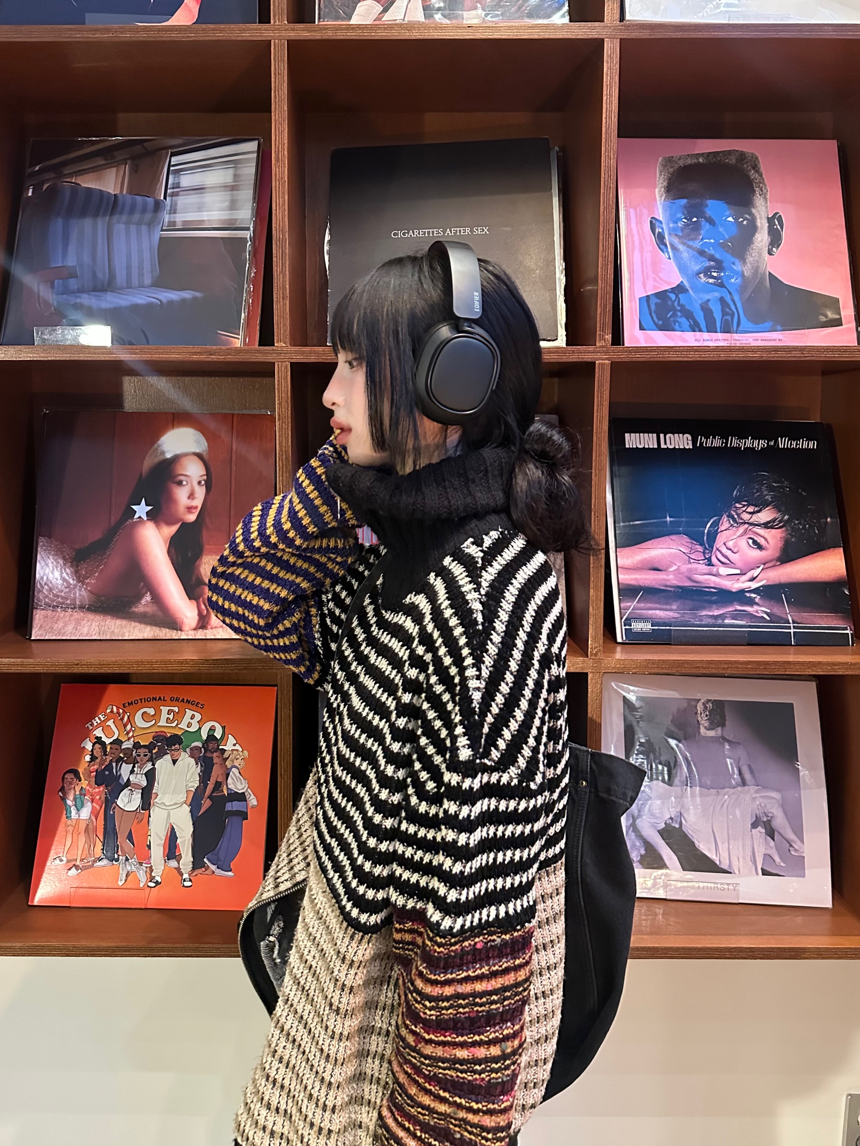 EDIFIER ES850NB Wireless Noise‑Cancelling Over‑Ear Headphones – Black 착용 스타일 - 5