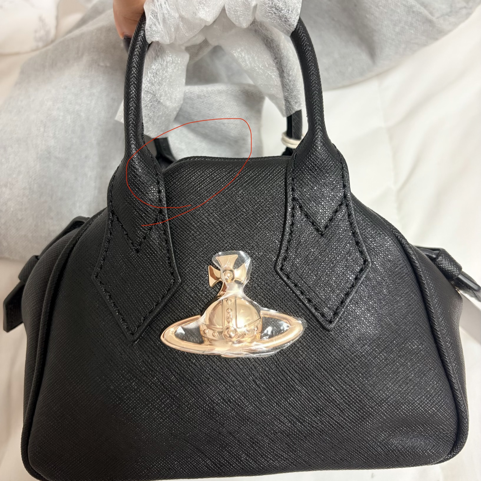 Vivienne Westwood Saffiano Mini Yasmin Cross Bag Black 착용 스타일 - 1