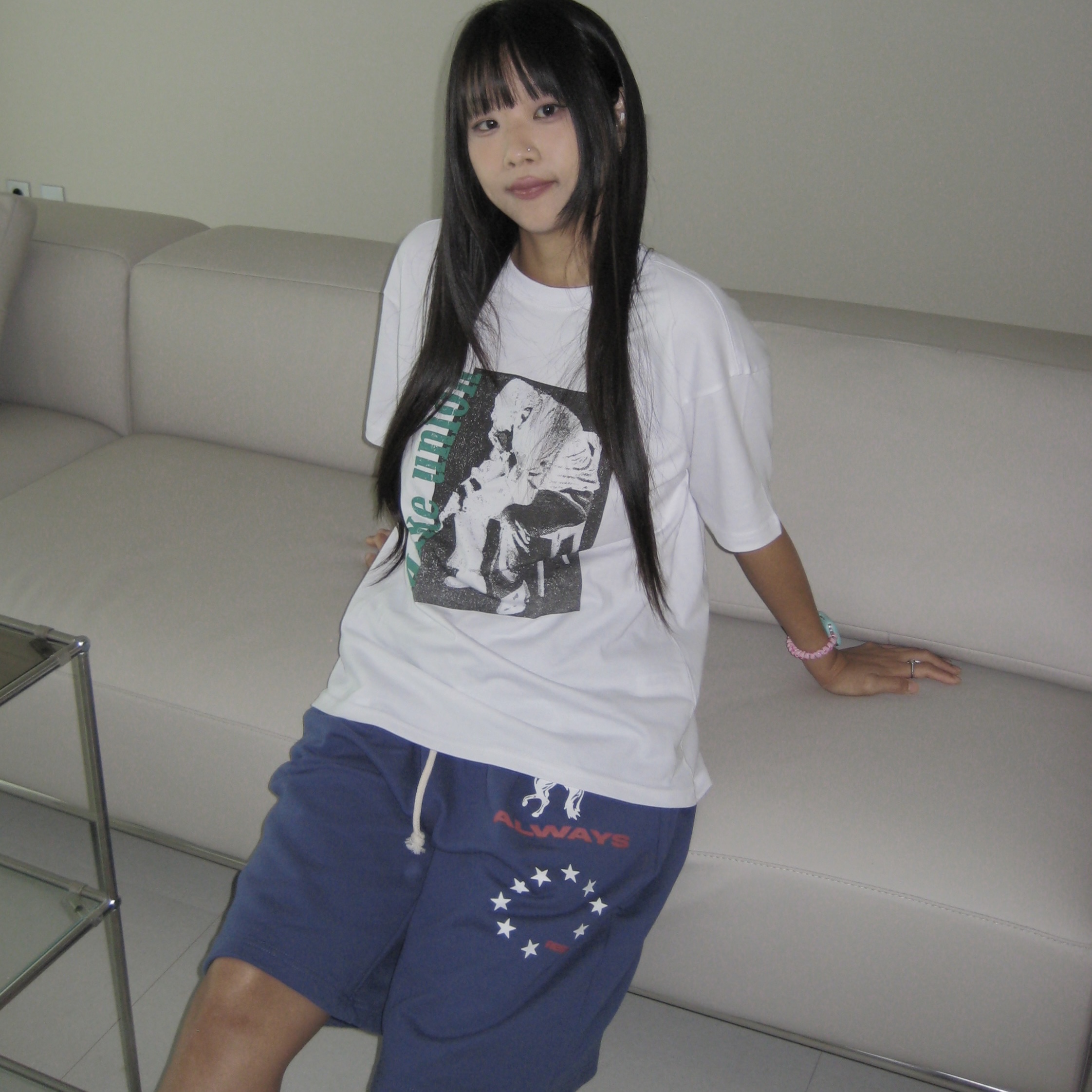 AMOU Trouble Half T-Shirts White, AMOU Trouble Half T-Shirts Gray 착용 스타일 - 5