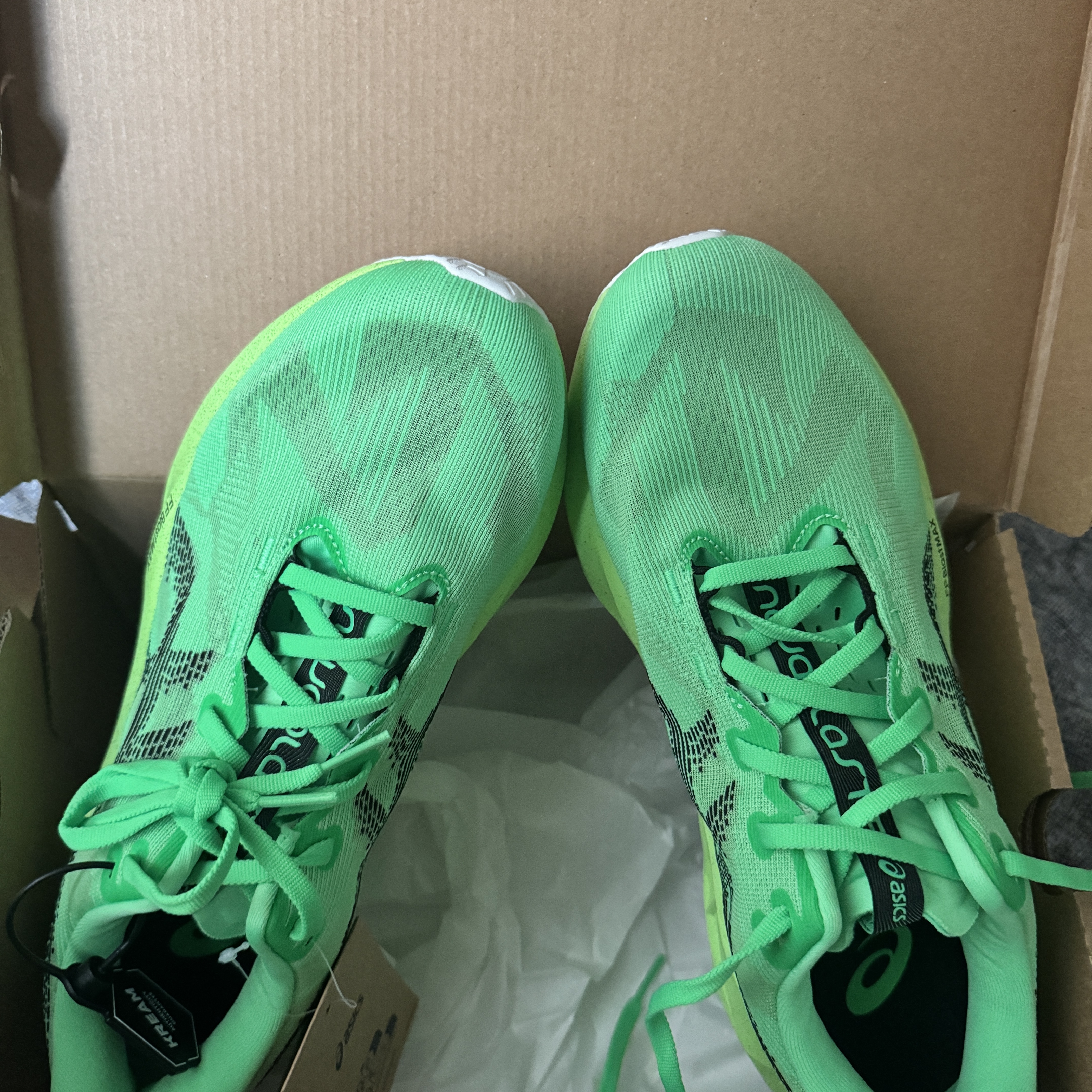 Asics Novablast 5 Ekiden Vital Green Black 착용 스타일