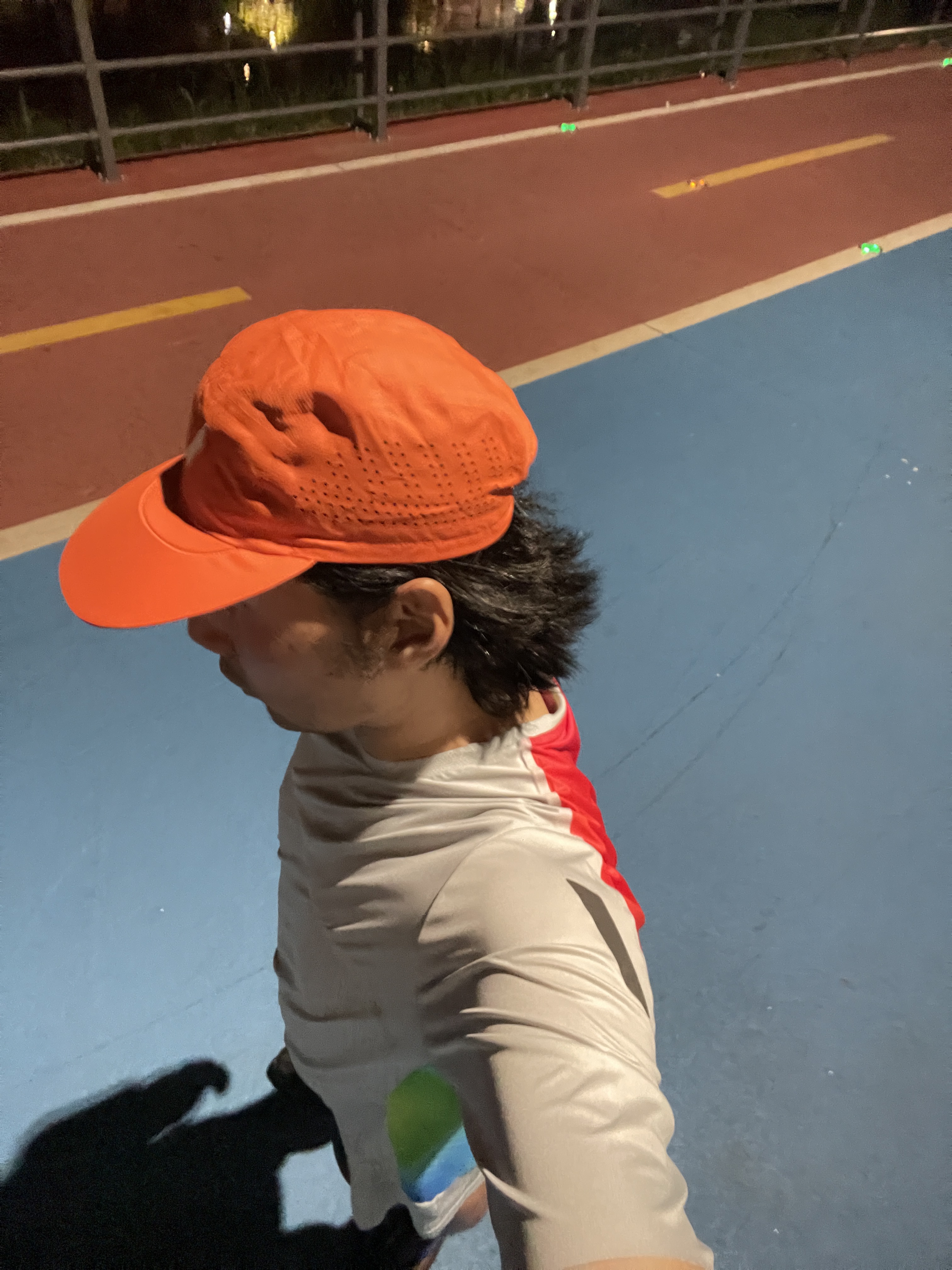 Soar Running Hot Weather T-Shirt Grey Rainbow, Soar Running Run Cap Deep Pink 착용 스타일