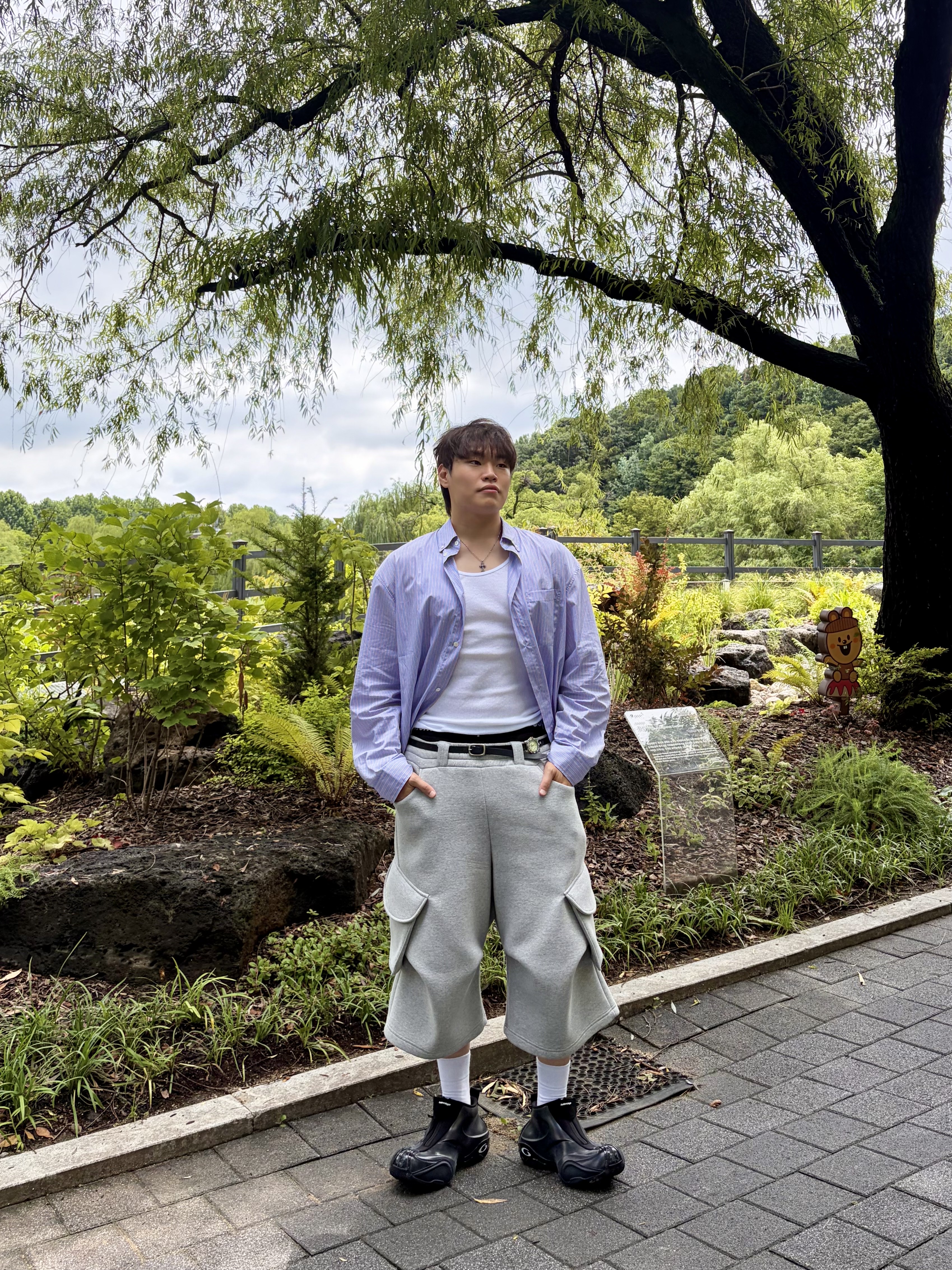 MJD Wide Cargo Bermuda Pants Melange Grey, MJD Cropped Stripe Shirt Blue 착용 스타일 - 3