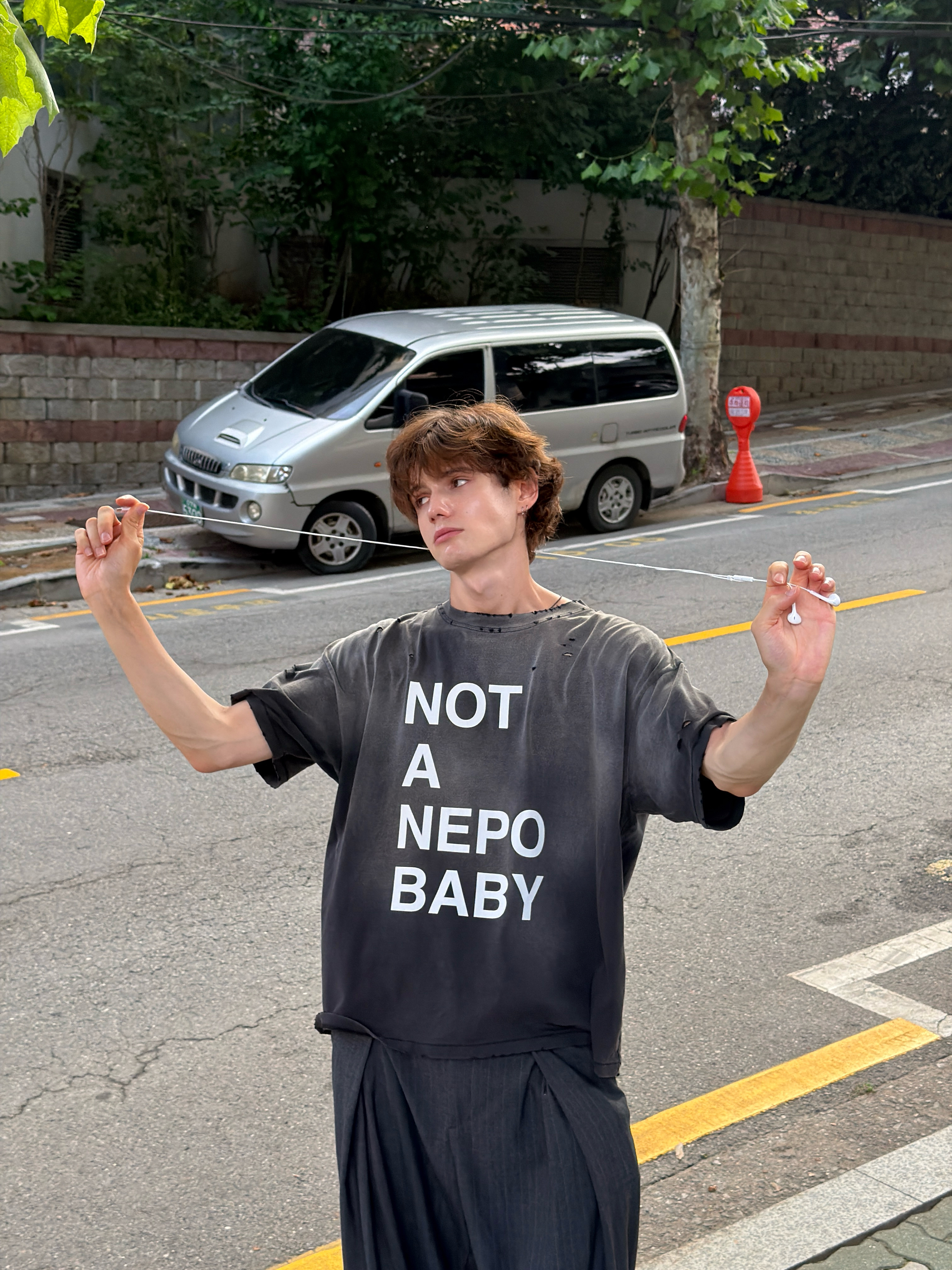 Hommless Not a Nepo Baby VTG Tee Black 착용 스타일 - 2