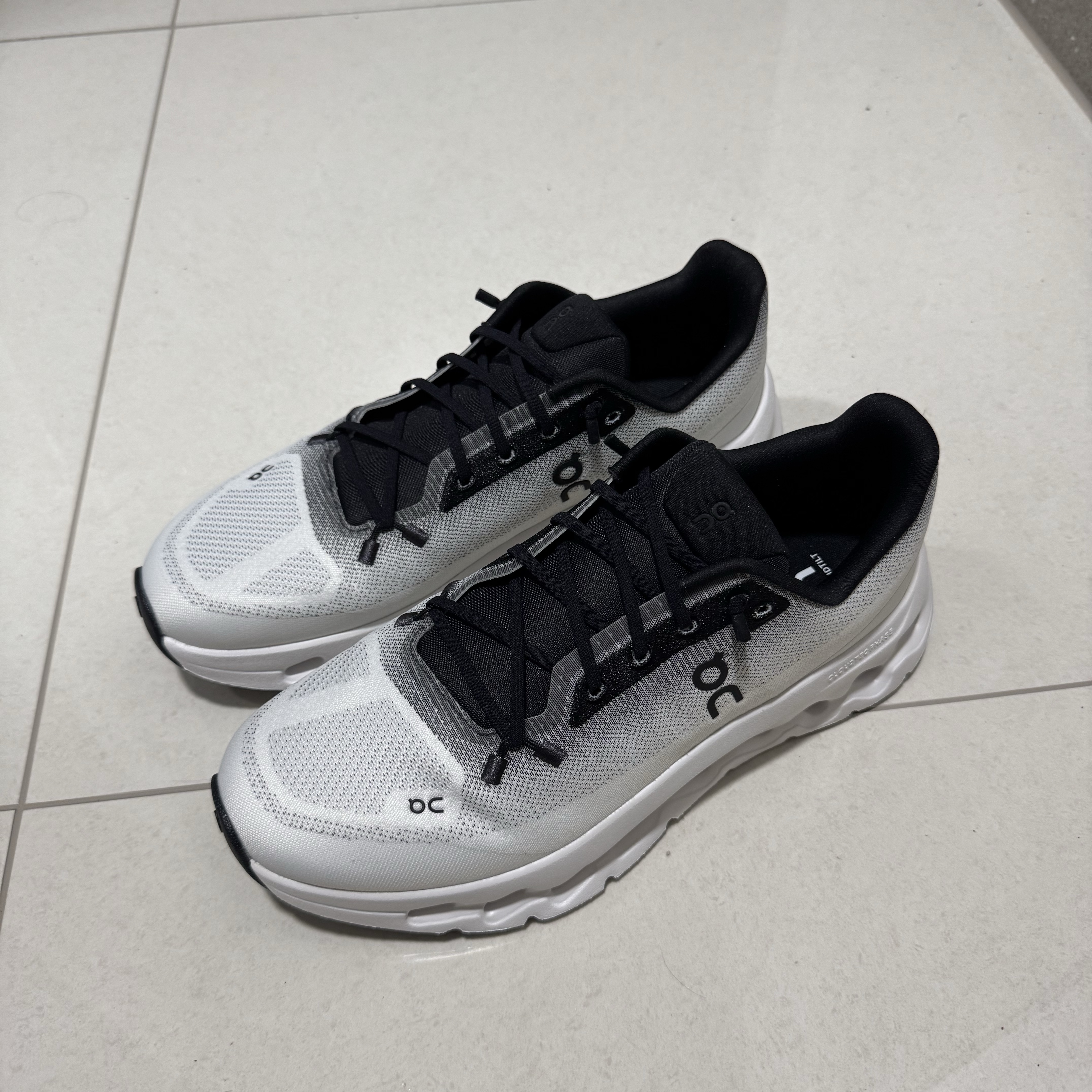 On Running Cloudtilt Black Ivory 착용 스타일 - 1