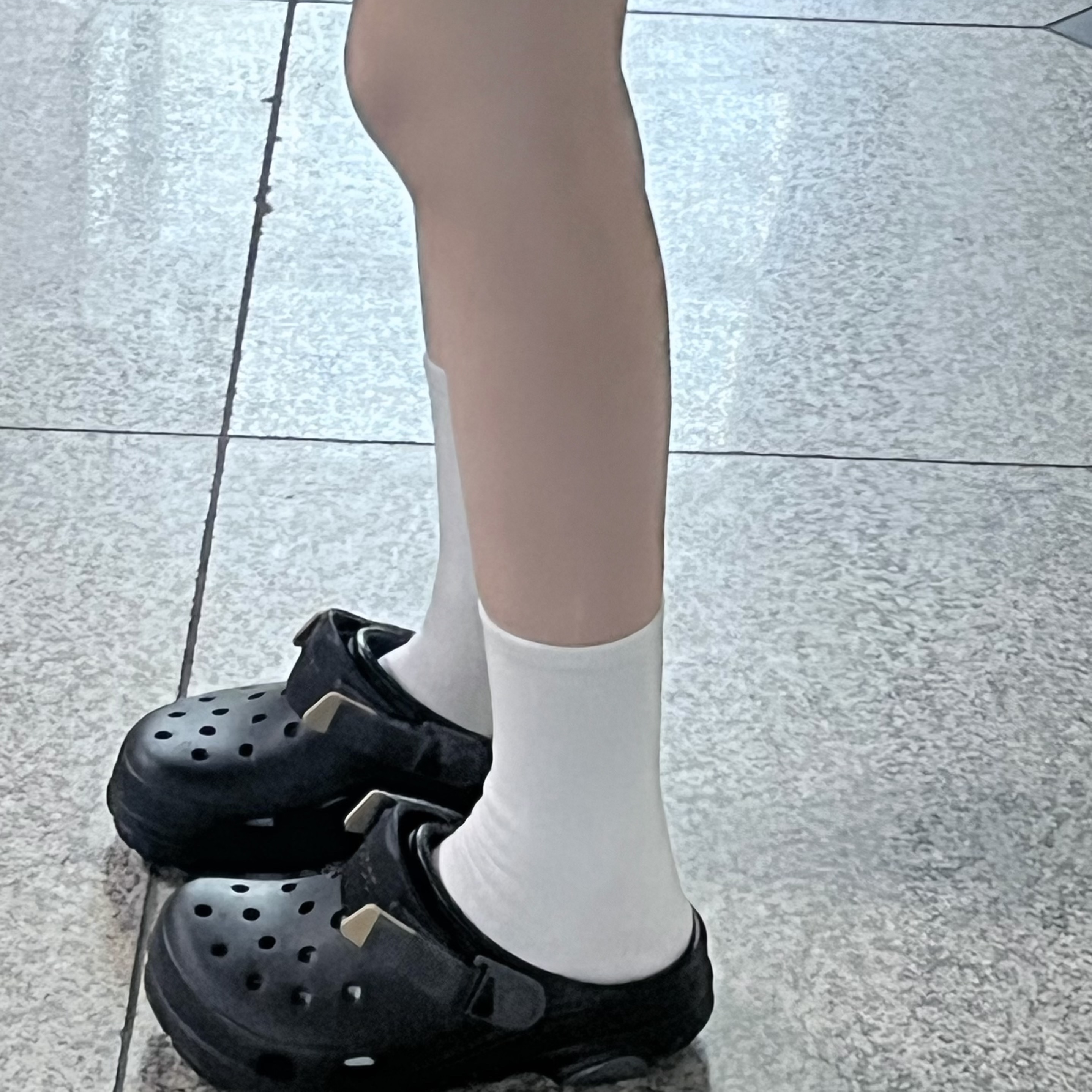 Crocs All Terrain Clog Black 착용 스타일 - 1