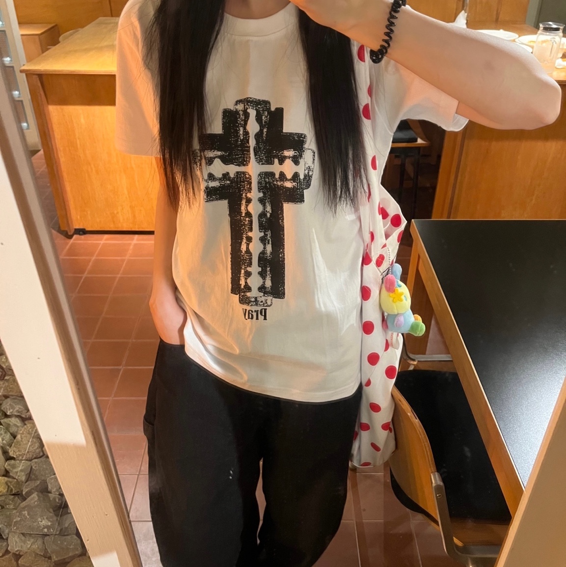 AMOU Razor Cross Half T-Shirts White, AMOU Razor Cross Half T-Shirts Black 착용 스타일 - 1