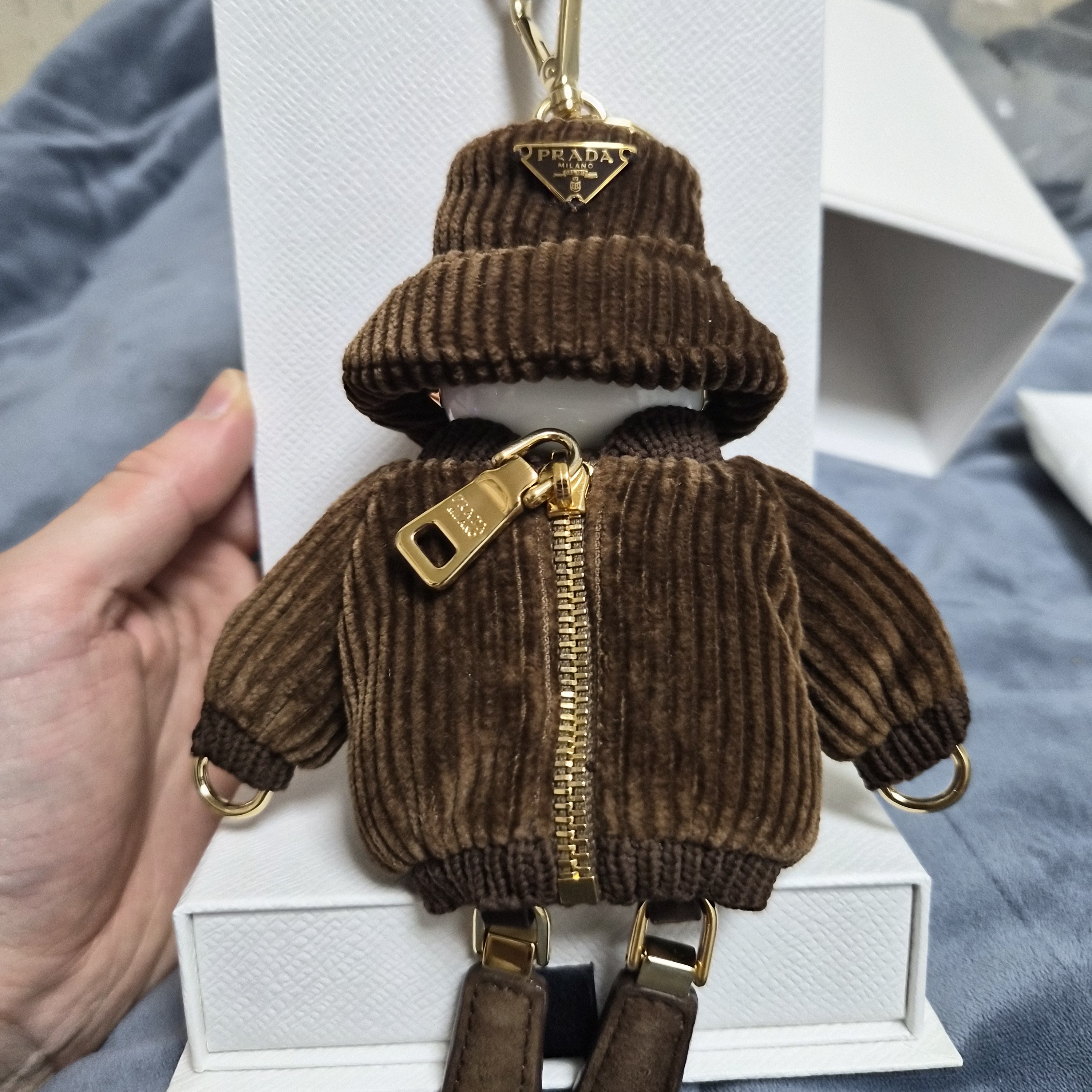Prada Soft Robot Corduroy Bag Charm Tobacco 착용 스타일 - 3