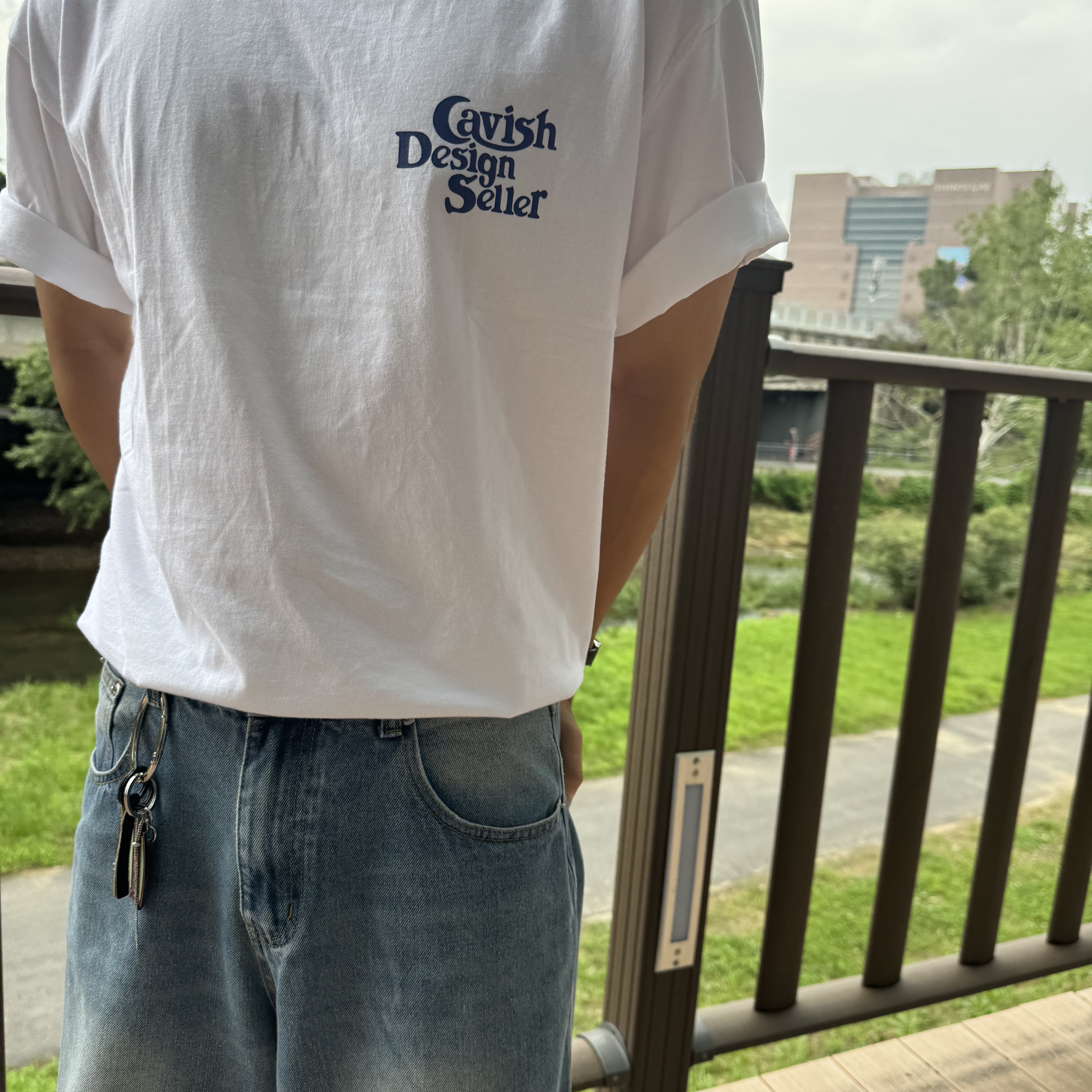 CAVISH Star Seller Logo SS Tee White 착용 스타일 - 3