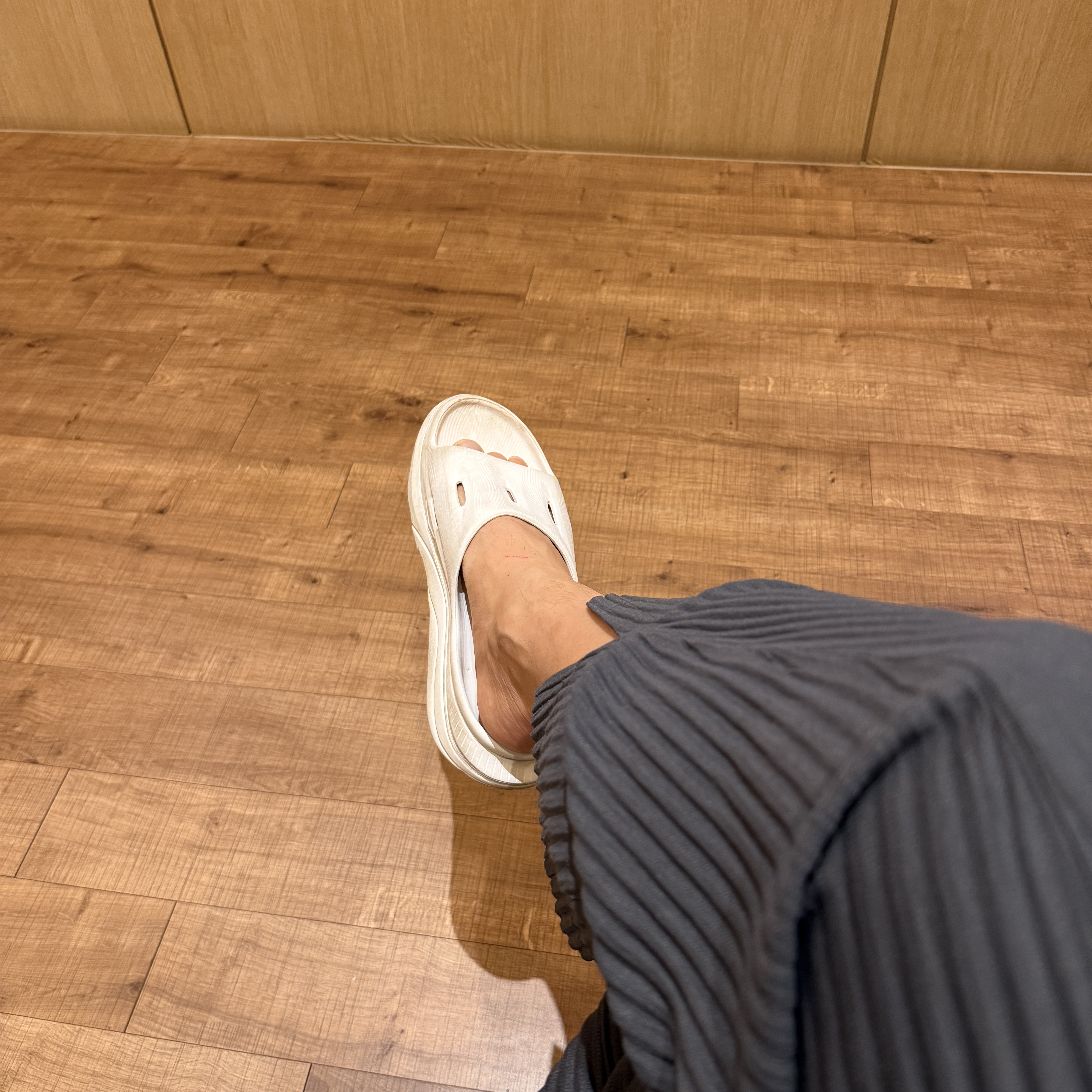 Hoka Ora Recovery Slide 3 White 착용 스타일