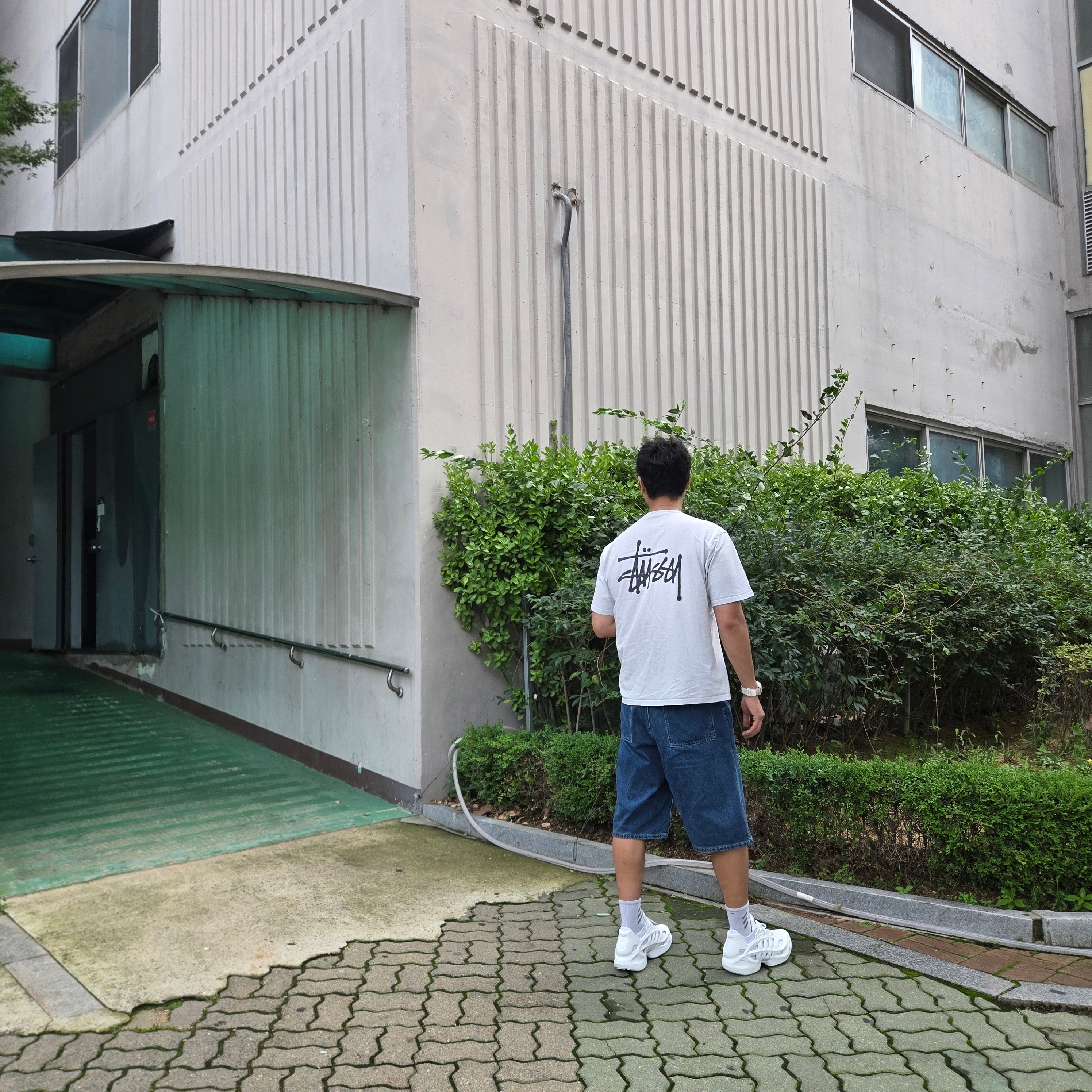 Stussy Basic Stussy T-Shirt White 2024, 2025, Adidas Adifom Climacool Core Black Silver Metallic 착용 스타일 - 1