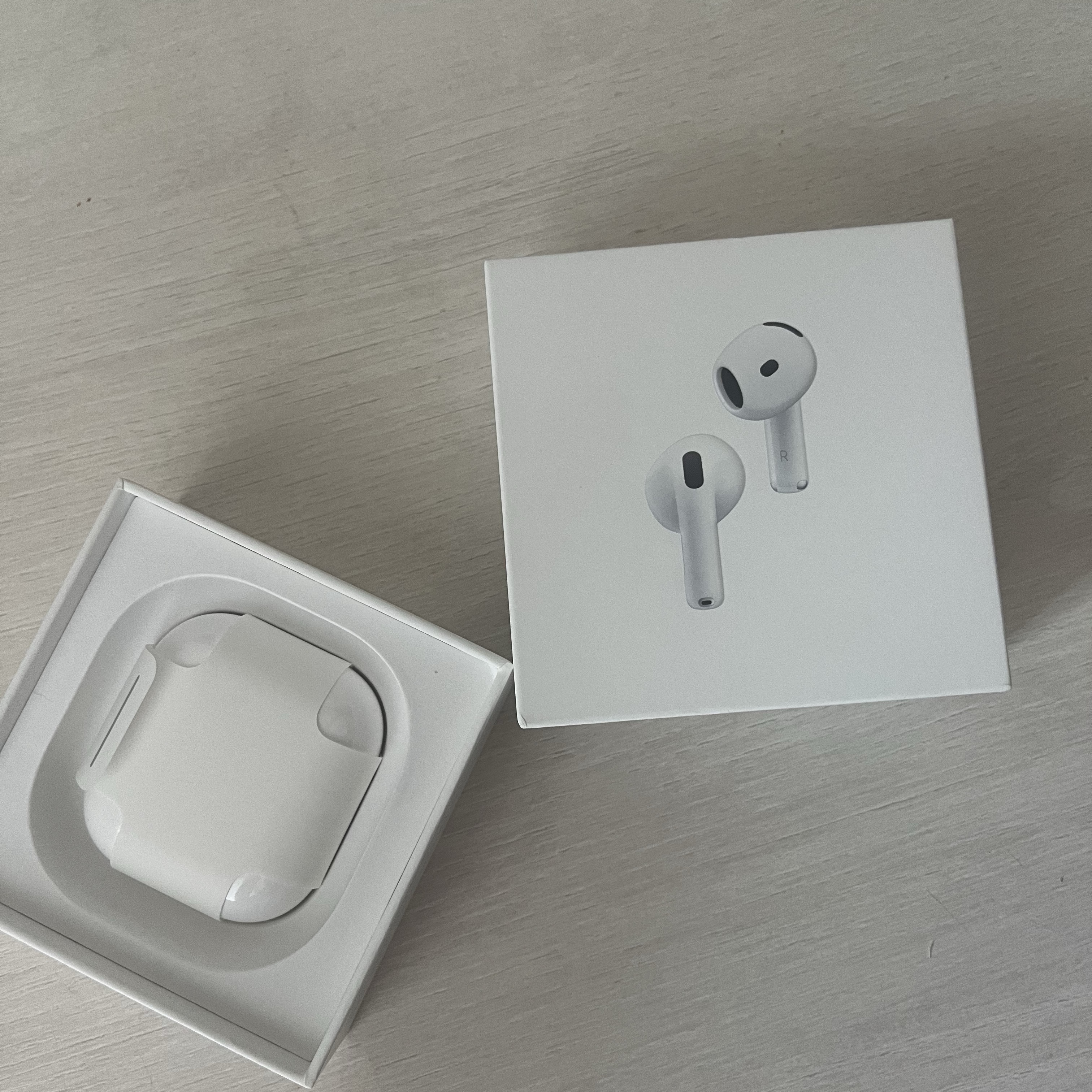 Apple AirPods 4th Gen with Active Noise Cancellation (Korean Ver.) 착용 스타일
