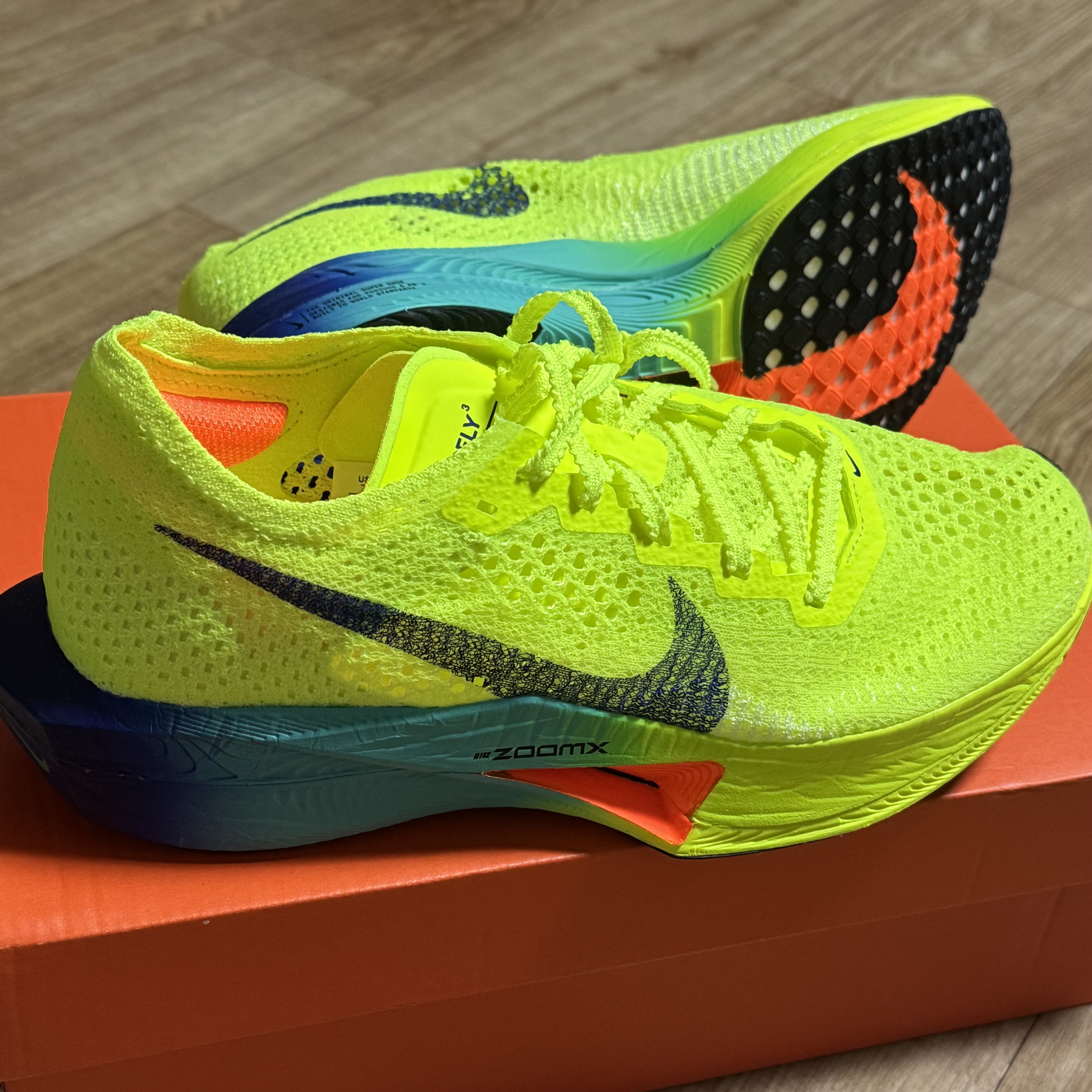 Nike ZoomX Vaporfly Next% 3 Volt Scream Green 착용 스타일