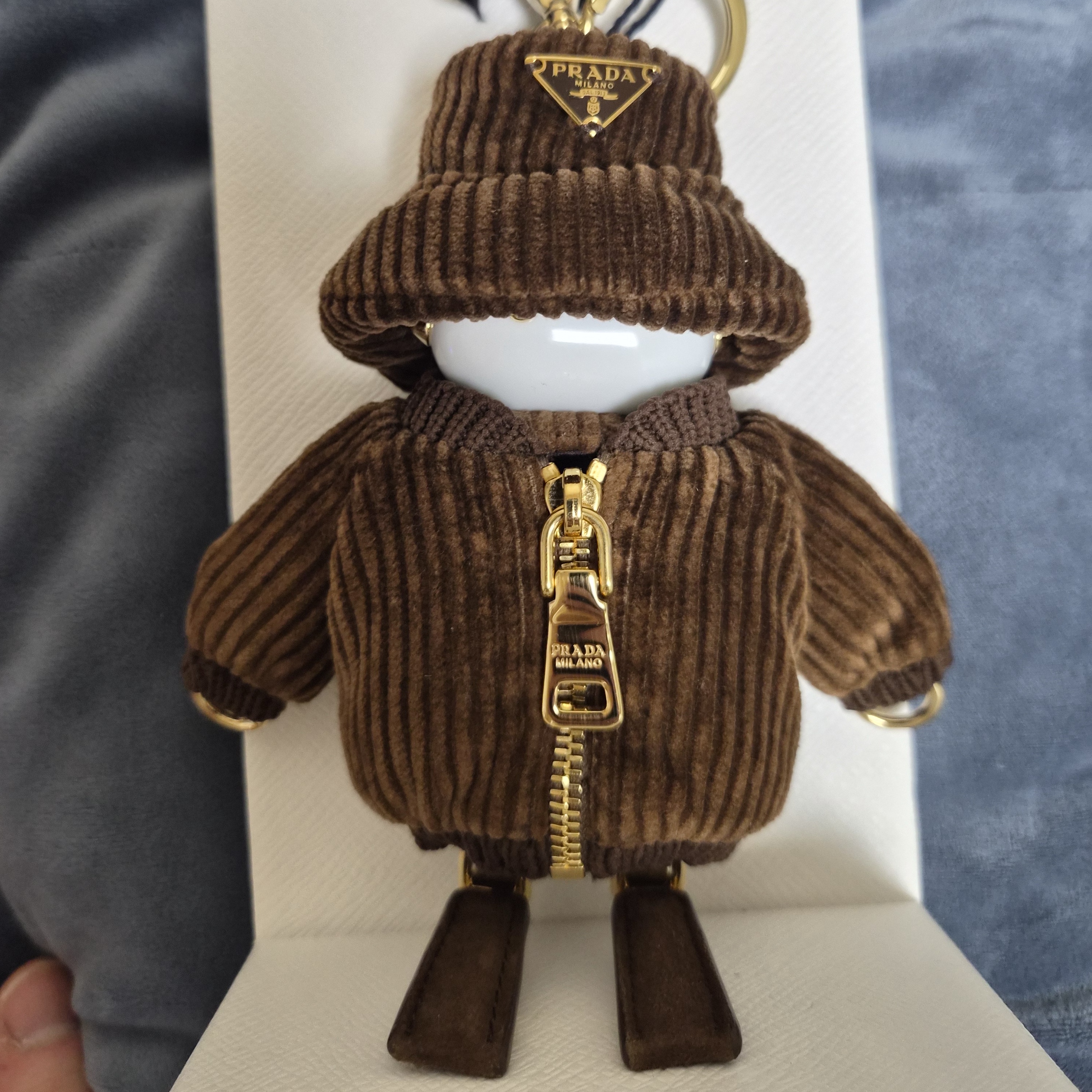 Prada Soft Robot Corduroy Bag Charm Tobacco 착용 스타일 - 5